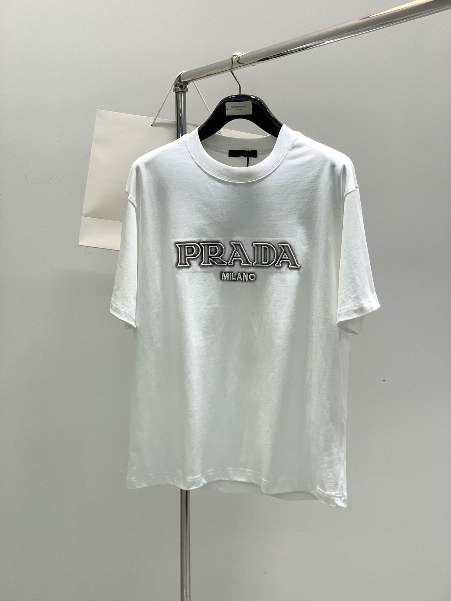 NO:133773,,PRADA Prada, the latest summer products, available at the counter at the same time, fashionable and casual round neck short-sleeved T-shirt, imported original fabric, extremely complex workmanship, the only channel that can be used as a purchasing agent level, top-level printing craft letter pattern logo, extremely high grade, comfortable and versatile, handsome and stylish upper body, 3 colors recommendation, S-XL, prada, prada, T-shirt, tees, t-shirt, alexander wang19860909,PRADA 普拉达,夏季最新品,专柜同步有售,时尚休闲圆领短袖T恤,进口原版面料,做工极为复杂,唯一可以做代购级别的渠道狠货,顶级印花工艺字母图案logo,档次极高,舒适百搭,上身帅气有型,3色推荐,码数S-XL,,prada,prada,T-shirt,tees，t-shirt,alexander wang,Men's clothing