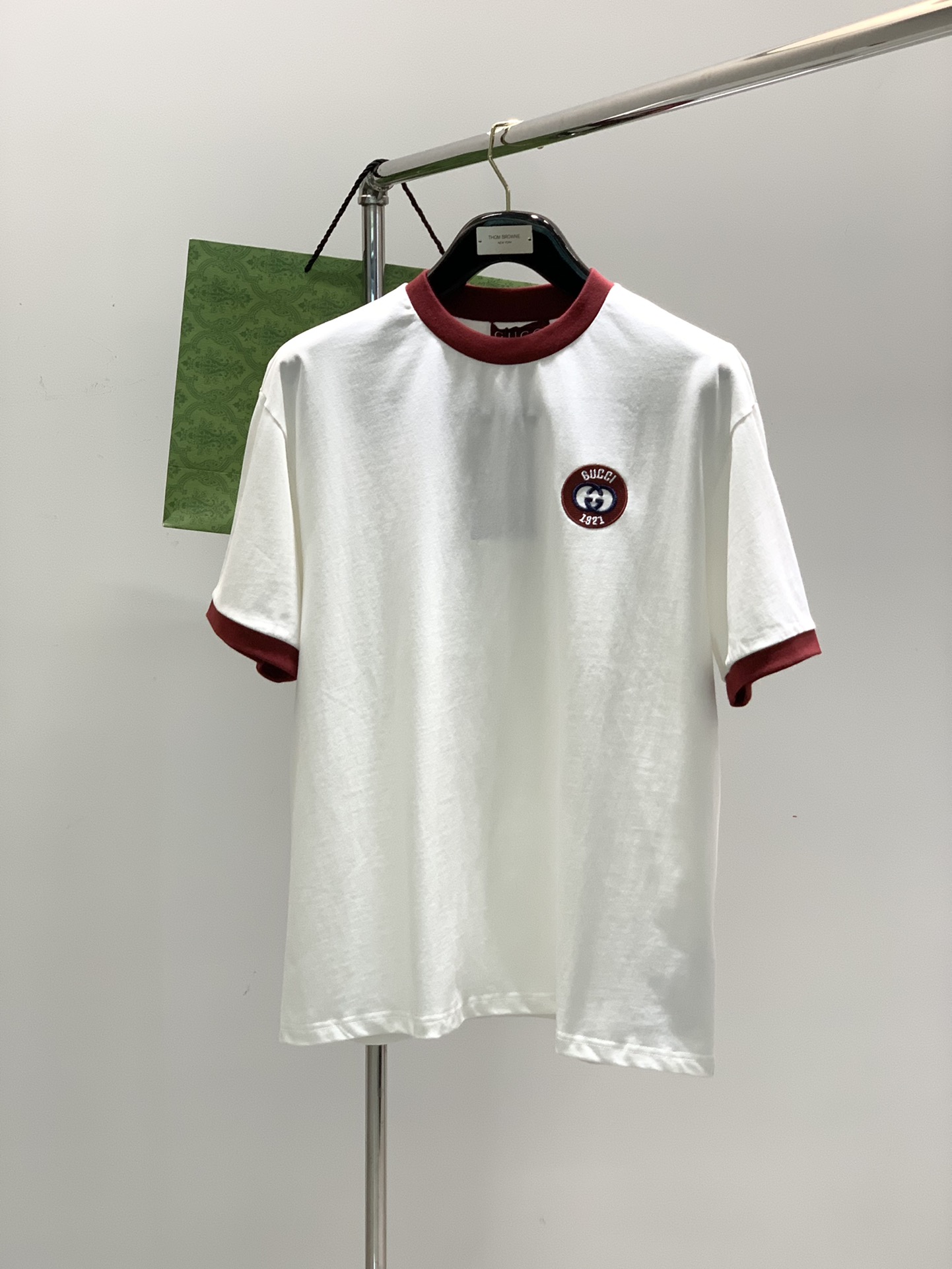 NO:133768,,Gucci, the latest summer model, available at the counter at the same time, original single product, fashionable and casual round neck short-sleeved T-shirt, very distinctive on the upper body!  Eye-catching and highlighted, imported original fabric, top-grade embroidery craft letter pattern decorative logo, simple but not lacking in fashion, classic and atmospheric, comfortable and breathable, handsome and stylish on the upper body, 2 colors recommended, S-XL, gucci, gucci, T-shirt, tees, t-shirt, alexander wang19860909,Gucci 古驰,夏季最新款,专柜同步有售,原单狠货,时尚休闲圆领短袖T恤,上身很有特点！吸睛而有亮点,进口原版面料,顶级刺绣工艺字母图案装饰Logo,简单而不失时尚,经典大气,舒适透气,上身帅气有型,2色推荐,码数S-XL,,gucci,gucci,T-shirt,tees，t-shirt,alexander wang,Men's clothing