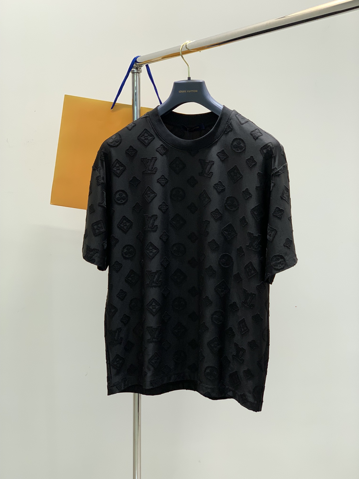 NO:133774,,LouisVuitton, the latest summer model, available at the counter at the same time, original singles, fashionable and casual round neck short-sleeved T-shirt, very distinctive on the upper body!  Eye-catching and highlighted, imported original fabric, top-grade embroidery craft letter pattern decorative logo, simple but not lacking in fashion, classic and atmospheric, comfortable and breathable, handsome and stylish on the upper body, 2 colors recommended, code number S-Xl,, louis vuitton, louis vuitton, T-shirt,tees, t-shirt,alexander wang19860909,LouisVuitton 路易威登,夏季最新款,专柜同步有售,原单狠货,时尚休闲圆领短袖T恤,上身很有特点！吸睛而有亮点,进口原版面料,顶级刺绣工艺字母图案装饰Logo,简单而不失时尚,经典大气,舒适透气,上身帅气有型,2色推荐,码数S-Xl,,louis vuitton,louis vuitton,T-shirt,tees，t-shirt,alexander wang,Men's clothing