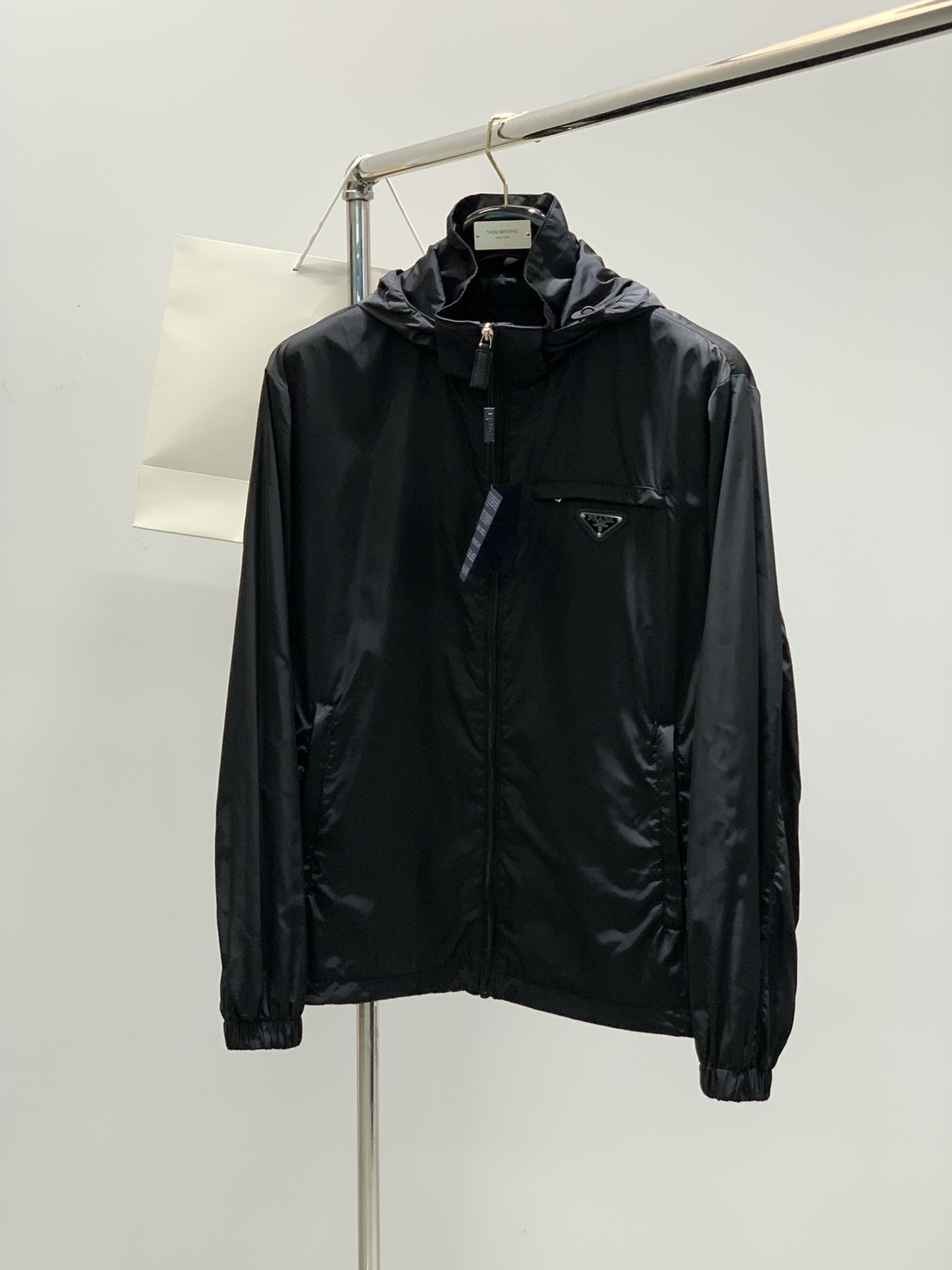 NO:133777,,PRADA Prada, the latest spring products, special counters are available at the same time, fashionable and casual hooded jackets, imported original fabrics, extremely complex workmanship, the only channel to be used as a purchasing agent, top-level glue printing craft letter pattern logo, original hardware and auxiliary decoration, extremely high grade, comfortable and versatile, handsome and stylish on the upper body, 2 colors recommendation, code number M-3XL,,prada,prada, jackets & coats,hats,alexander wang19860909,PRADA 普拉达,春季最新品,专柜同步有售,时尚休闲连帽外套,进口原版面料,做工极为复杂,唯一可以做代购级别的渠道狠货,顶级印胶工艺字母图案logo,原版五金辅料装饰,档次极高,舒适百搭,上身帅气有型,2色推荐,码数M-3XL,,prada,prada,jackets & coats,hats,alexander wang,Men's clothing