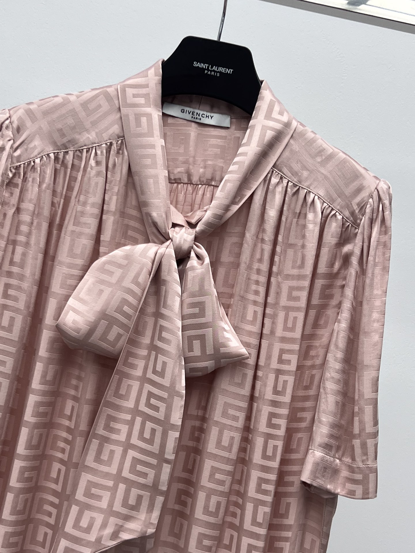 Givenchy Women’s Suit: First-rate, Hard-core Design with Floral Print and Versatile Belt - 图片 2