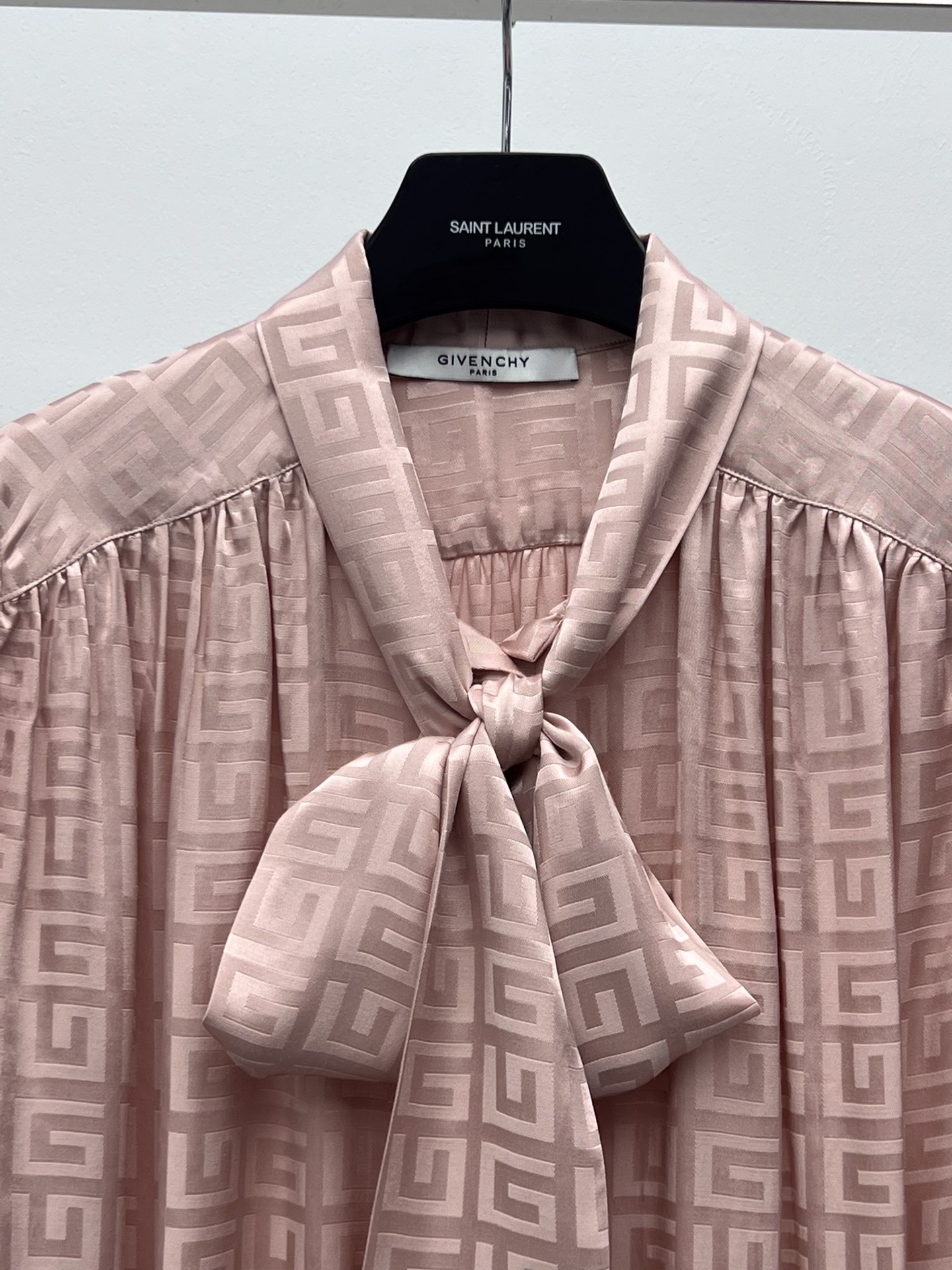 Givenchy Women’s Suit: First-rate, Hard-core Design with Floral Print and Versatile Belt - 图片 3