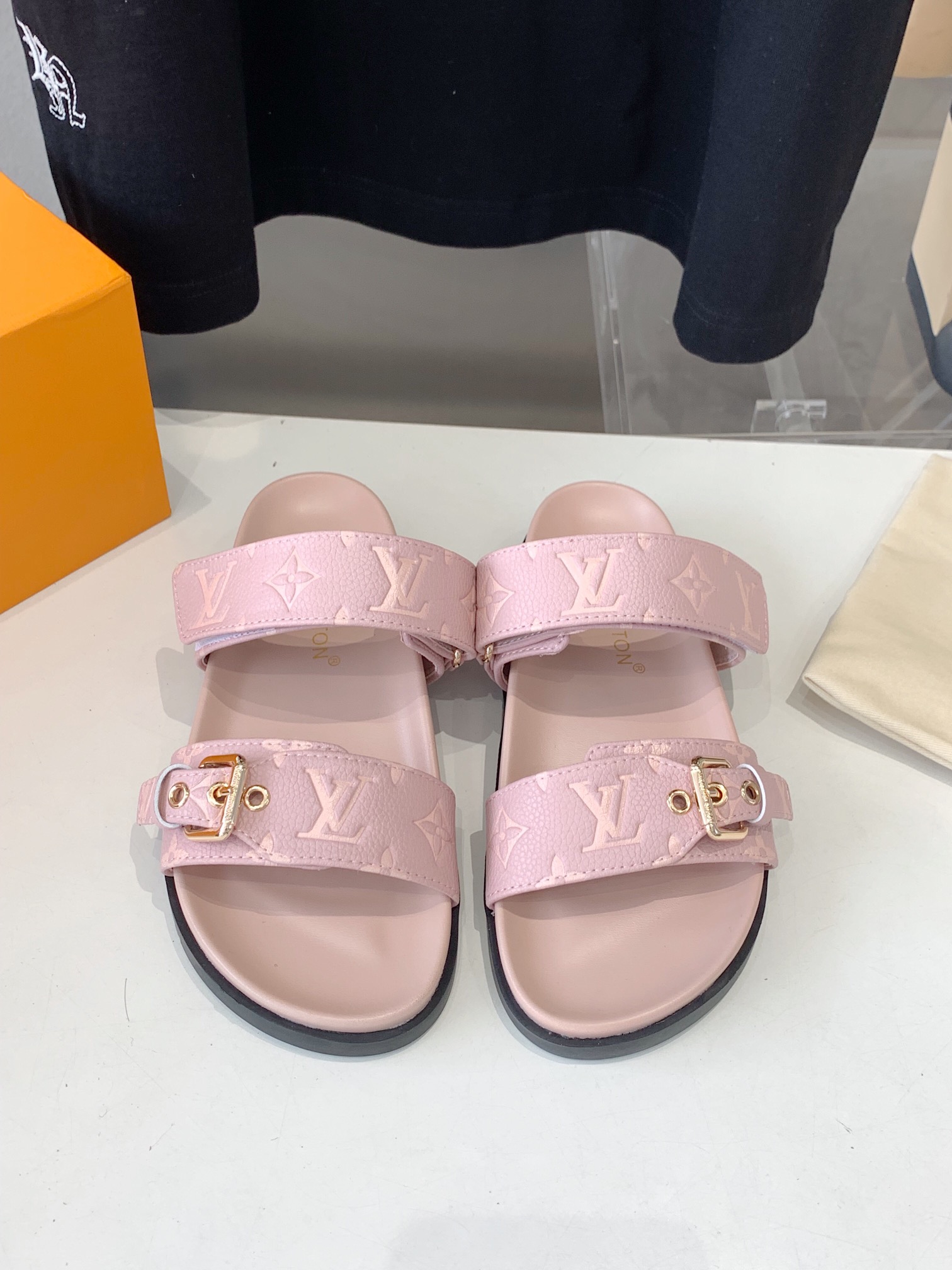 NO:240294,VUITTON LOUI.大宝中国￣￣￣￣￣￣￣ ★Top version ★Original development Exclusive model opening ★Size 35/42, slippers, louis vuitton, slippers19860909VUITTON LOUI .馿家系列￣￣￣￣￣ ★顶级版本 ★原版开发 独家开模 ★码数35/42,拖鞋,louis vuitton,slippers,Women's Shoes
