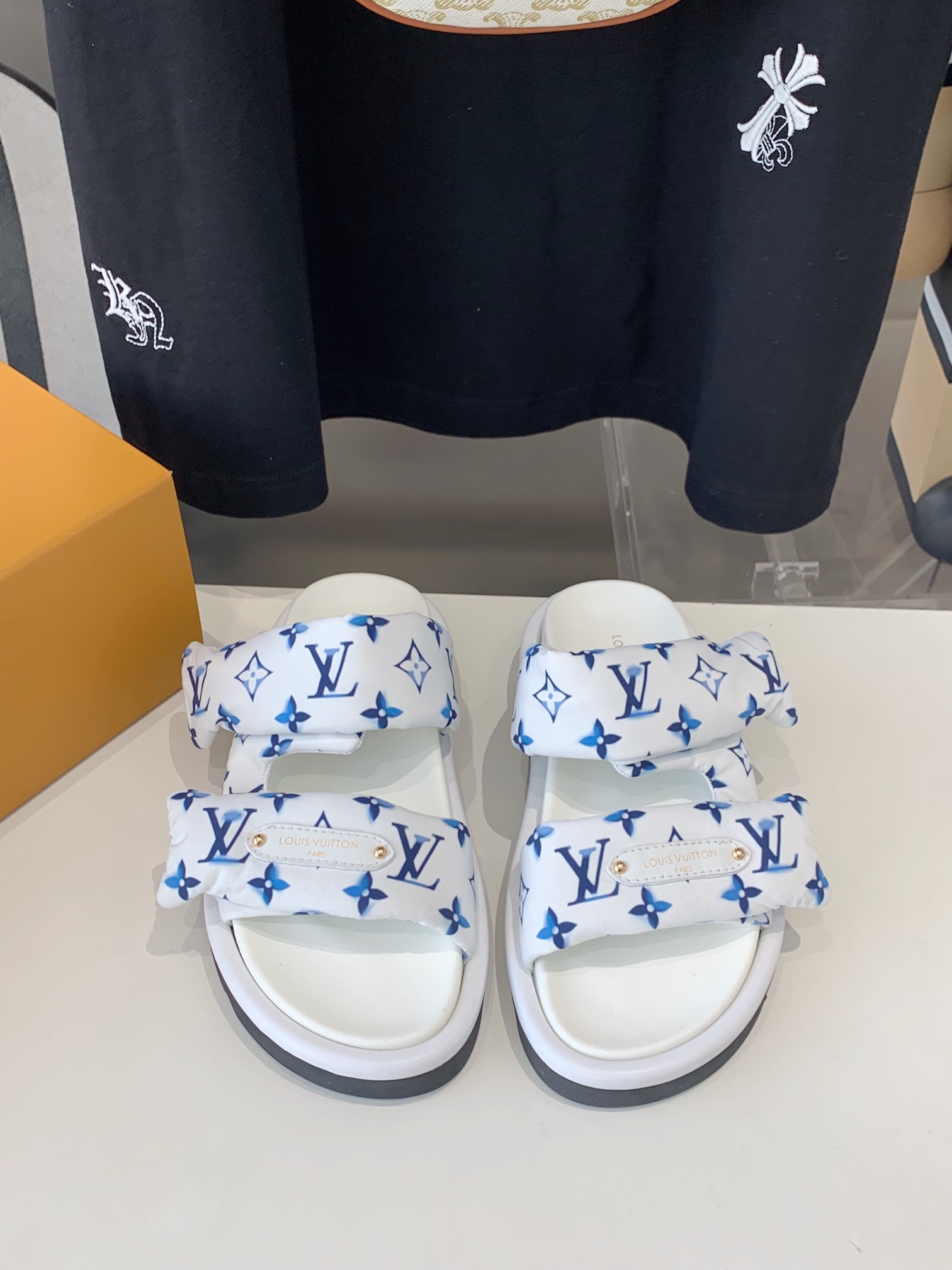 NO:240288,LV Donkey Brand L Home 2025 hit embossed logo embossed sandals This model Pool Pillow Comfort flat sandals are made of technological fabrics, reinterpreted with high-frequency imprinting technology Monogram pattern. Soft padded uppers are paired with adjustable Velcro, and comfortable and tough insoles add harmonious color. Fabric: Original customized technology fabric Soft sheepskin inner sole original open mold rubber foam sole Size: 35-45, slippers, louis vuitton, louis vuitton, louis vuitton, slippers, sheepskin19860909LV驴牌L家 2025爆款 浮雕logo 压花 凉拖鞋 本款 Pool Pillow Comfort 平底凉拖取材科技织物,以高频压印技术重绎 Monogram 图案.柔软加垫鞋面搭配可调节魔术贴,舒适韧性鞋垫再添和谐色彩 面料: 原版定制科技织物 内里柔软羊皮里 鞋底原版开模橡胶发泡大底 Size: 35-45,拖鞋,louis vuitton,louis vuitton,louis vuitton,slippers,sheepskin,Women's Shoes