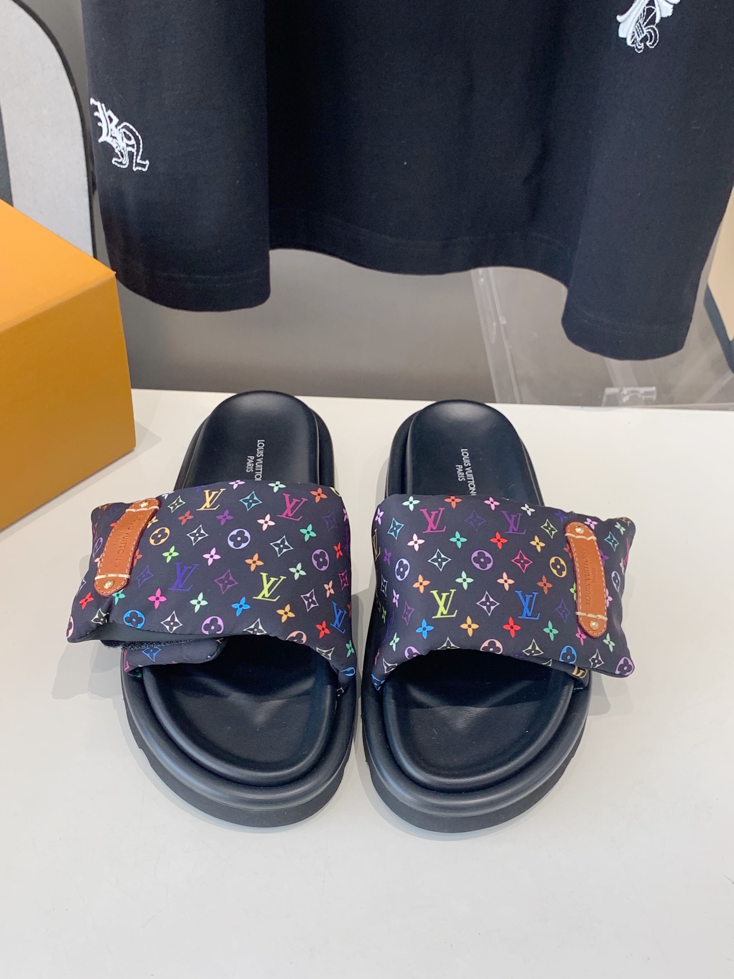 NO:240282,LV Donkey Brand L Home 2025 hit embossed logo embossed sandals This model Pool Pillow Comfort flat sandals are made of technological fabrics, reinterpreted with high-frequency imprinting technology Monogram pattern. Soft padded uppers are paired with adjustable Velcro, and comfortable and tough insoles add harmonious color. Fabric: Original customized technology fabric Soft sheepskin inner sole original open mold rubber foam sole Size: 35-45, slippers, louis vuitton, louis vuitton, louis vuitton, slippers, sheepskin19860909LV驴牌L家 2025爆款 浮雕logo 压花 凉拖鞋 本款 Pool Pillow Comfort 平底凉拖取材科技织物,以高频压印技术重绎 Monogram 图案.柔软加垫鞋面搭配可调节魔术贴,舒适韧性鞋垫再添和谐色彩 面料: 原版定制科技织物 内里柔软羊皮里 鞋底原版开模橡胶发泡大底 Size: 35-45,拖鞋,louis vuitton,louis vuitton,louis vuitton,slippers,sheepskin,Women's Shoes