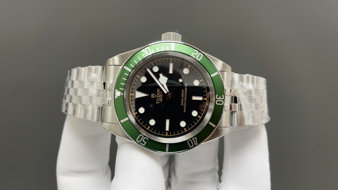 Rolex GR新品 无疑是一个庞大的产品线 在今年推出了一只全新的单色碧湾