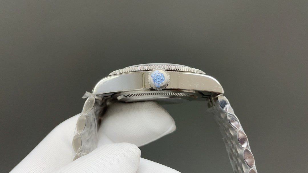 Rolex GR新品 无疑是一个庞大的产品线 在今年推出了一只全新的单色碧湾