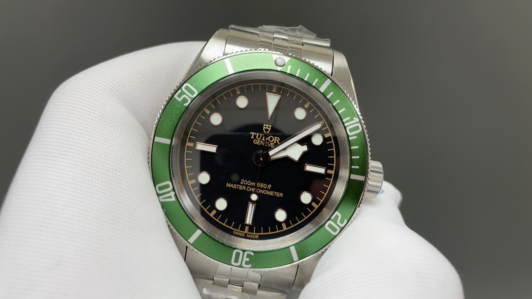 Rolex GR新品 无疑是一个庞大的产品线 在今年推出了一只全新的单色碧湾