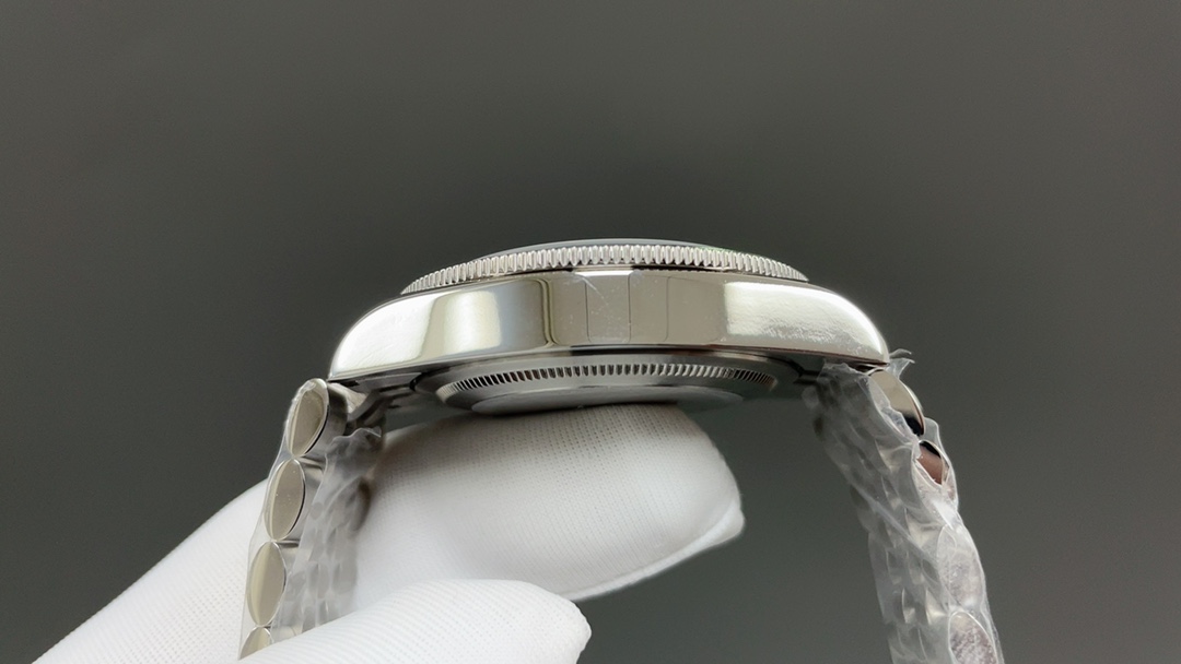 Rolex GR新品 无疑是一个庞大的产品线 在今年推出了一只全新的单色碧湾