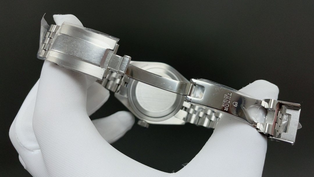 Rolex GR新品 无疑是一个庞大的产品线 在今年推出了一只全新的单色碧湾