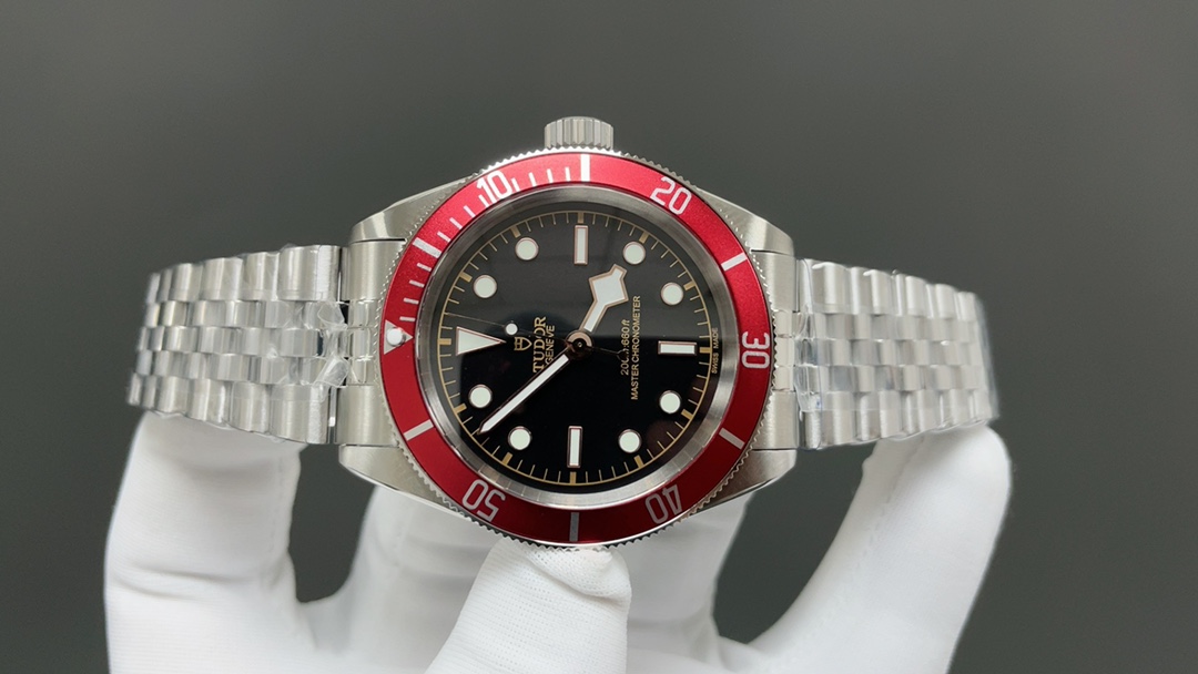 Rolex GR新品 无疑是一个庞大的产品线 在今年推出了一只全新的单色碧湾