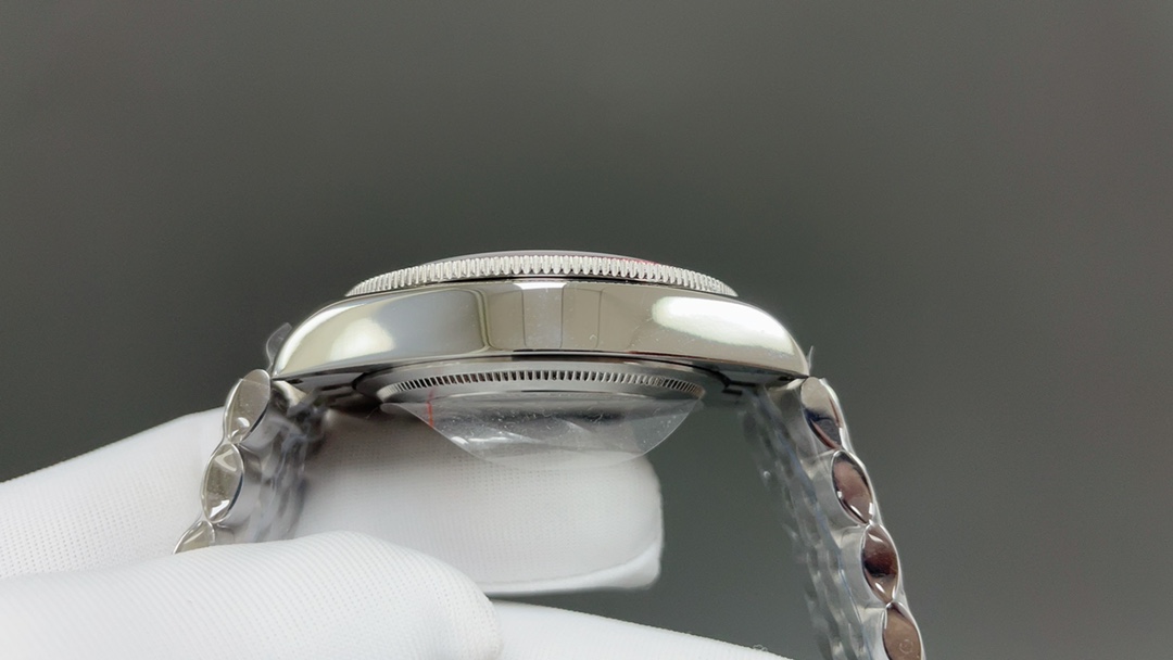 Rolex GR新品 无疑是一个庞大的产品线 在今年推出了一只全新的单色碧湾