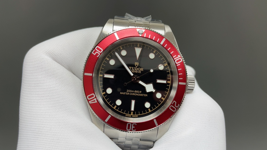 Rolex GR新品 无疑是一个庞大的产品线 在今年推出了一只全新的单色碧湾