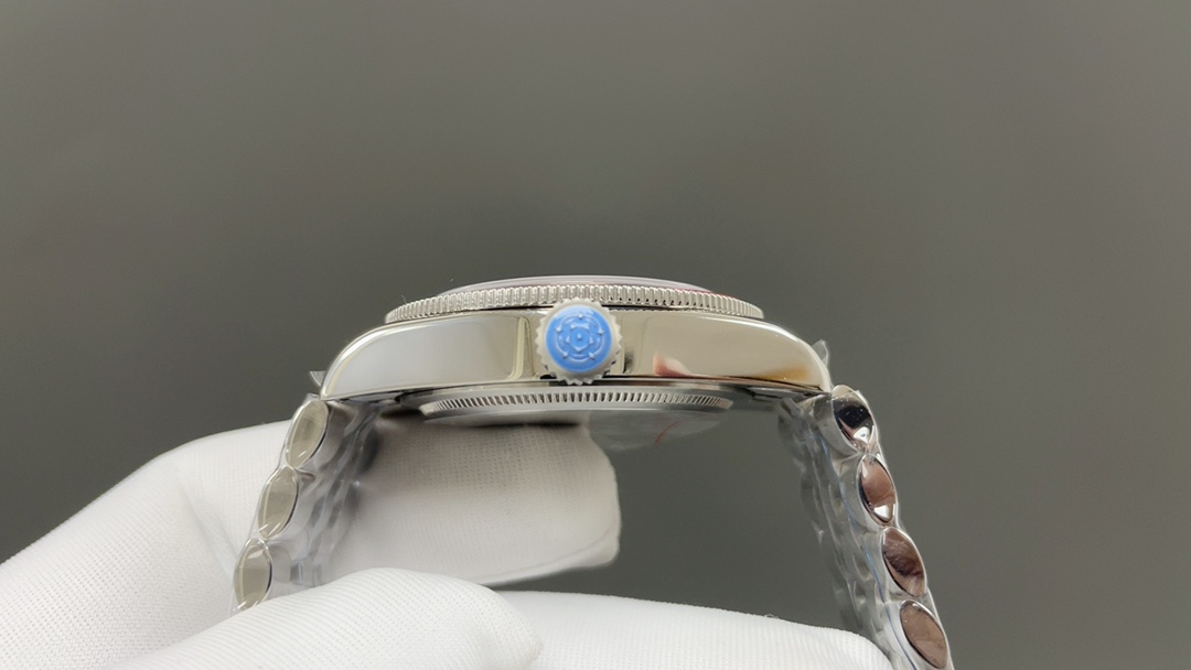 Rolex GR新品 无疑是一个庞大的产品线 在今年推出了一只全新的单色碧湾