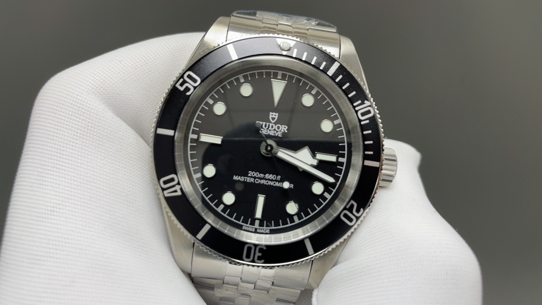 Rolex GR新品 无疑是一个庞大的产品线 在今年推出了一只全新的单色碧湾