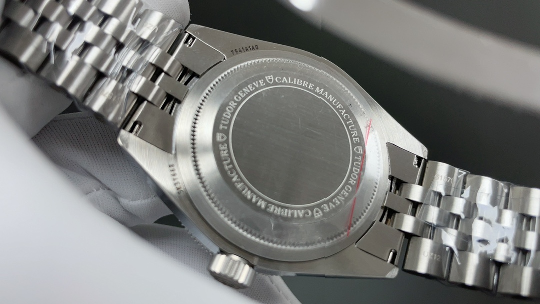 Rolex GR新品 无疑是一个庞大的产品线 在今年推出了一只全新的单色碧湾