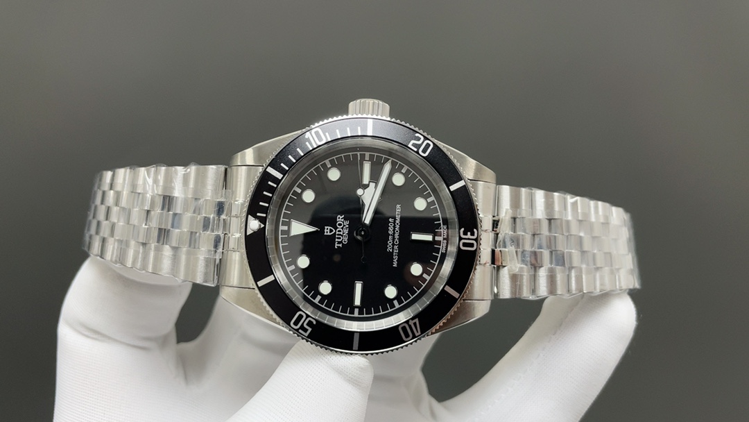 Rolex GR新品 无疑是一个庞大的产品线 在今年推出了一只全新的单色碧湾