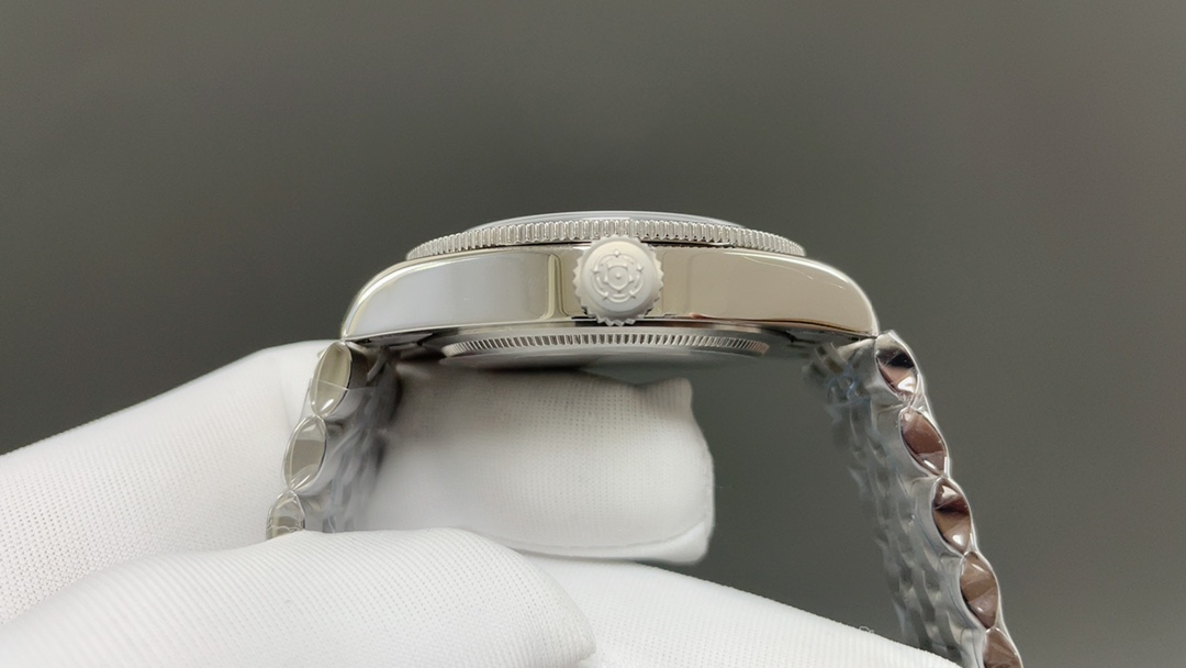 Rolex GR新品 无疑是一个庞大的产品线 在今年推出了一只全新的单色碧湾
