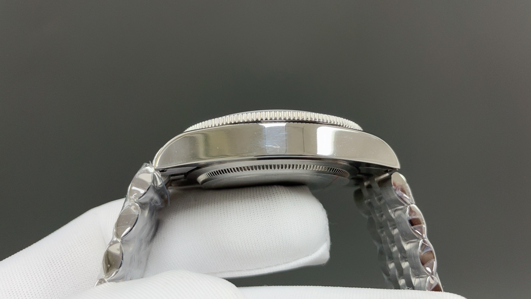 Rolex GR新品 无疑是一个庞大的产品线 在今年推出了一只全新的单色碧湾