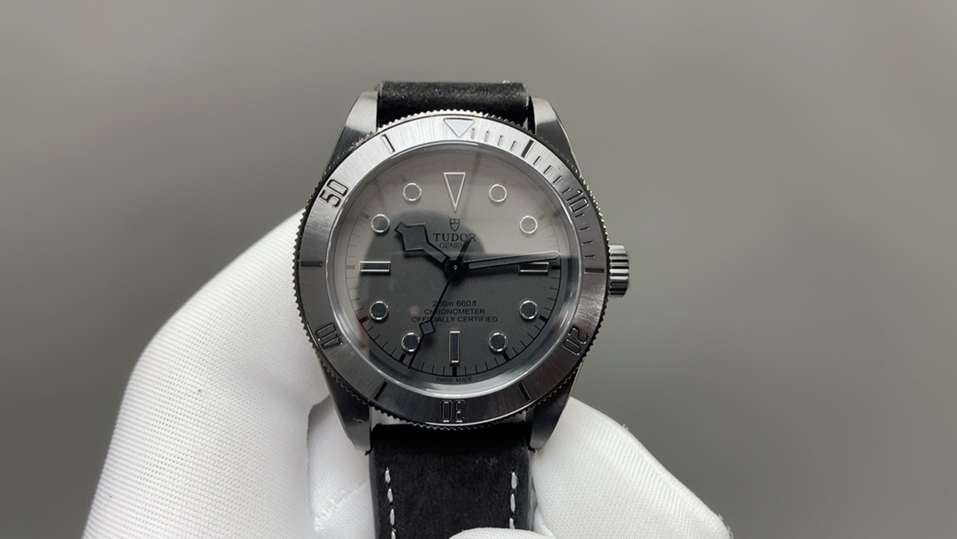 NO:392915,GR's new Ditubi Bay Black Warrior Back Transparent Watch The Eye of the Dark Night, Glances the beauty of machinery **Deep as night, revealing its sharpness. Ditubi Bay Black Warrior Back Transparent Watch inherits the tough style of the Black Warrior series, and uses a transparent watch back to capture the beauty of precision machinery operation. **The matte black ceramic bezel, which has been forged with high temperature, is hard and wear-resistant, and shows extraordinary taste in low-key. The integrated molded mid-layer case has smooth lines, is solid and reliable, demonstrating Ditu's consistent exquisite craftsmanship. **The black blue dial is simple and atmospheric, paired with luminous hands and hour markers, time is clear and easy to read regardless of day and night. The iconic snowflake hands inherit Tudor's classic design and show more sharp edges against a black background.  **Tudor's black back-transparent movement, through the sapphire crystal watch back, the precision operation of the movement is unobstructed. The carefully crafted automatic turret, embellished with sandblasting details and engraved patterns, highlights the ultimate pursuit of details of Dituo's ultimate pursuit of details. The ultra-high power reserve will accompany you to conquer every challenge. **The outer ring can be rotatable and decorated with laser etching digital scales to meet professional diving needs. **The Dituobi Bay Black Warrior's watch is not only a wrist timepiece, but also an appreciation of mechanical art. It belongs to those urban elites who pursue excellence and extraordinary taste, control time and life with fearless attitude. **The watch size 41 is matched with a black leather strap to meet the needs of wearing different occasions. **The Dituobi Bay Black Warrior's watch, the eye of the dark night, opens up the mysterious world of mechanical beauty for you,19860909GR新品帝陀碧湾黑武士背透腕表 暗夜之眼,窥见机械之美 **深邃如夜,锋芒毕露. 帝陀碧湾黑武士背透腕表,承袭黑武士系列的硬朗风格,更以通透表背,将精密机械的运转之美尽收眼底. **哑光黑色陶瓷表圈, 历经高温锻造,坚硬耐磨,低调中彰显不凡品味.一体成型中层表壳,线条流畅,坚固可靠,彰显帝陀一贯的精湛工艺. **黑 蓝表盘,简约大气,搭配夜光指针和时标,无论白天黑夜,时间清晰易读.标志性雪花指针,传承帝舵经典设计,在黑色背景下更显凌厉锋芒. **帝舵黑色背透机芯,透过蓝宝石水晶表背,机芯的精密运作一览无余.精雕细琢的自动陀, 以喷砂细节和镌刻纹路点缀,彰显帝陀对细节的极致追求.超高动力储备, 陪伴你征服每一个挑战. **可旋转外圈,饰以激光蚀刻数字刻度,满足专业潜水需求. **帝陀碧湾黑武士背透腕表,不仅是腕间时计,更是机械艺术的鉴赏之作.它属于那些追求卓越、品味非凡的都市精英,以无畏姿态,掌控时间,掌控人生. **腕表尺寸41 搭配黑色皮革表带满足不同场合佩戴需求. **帝陀碧湾黑武士背透腕表,暗夜之眼,为你开启机械之美的神秘世界,,Watch