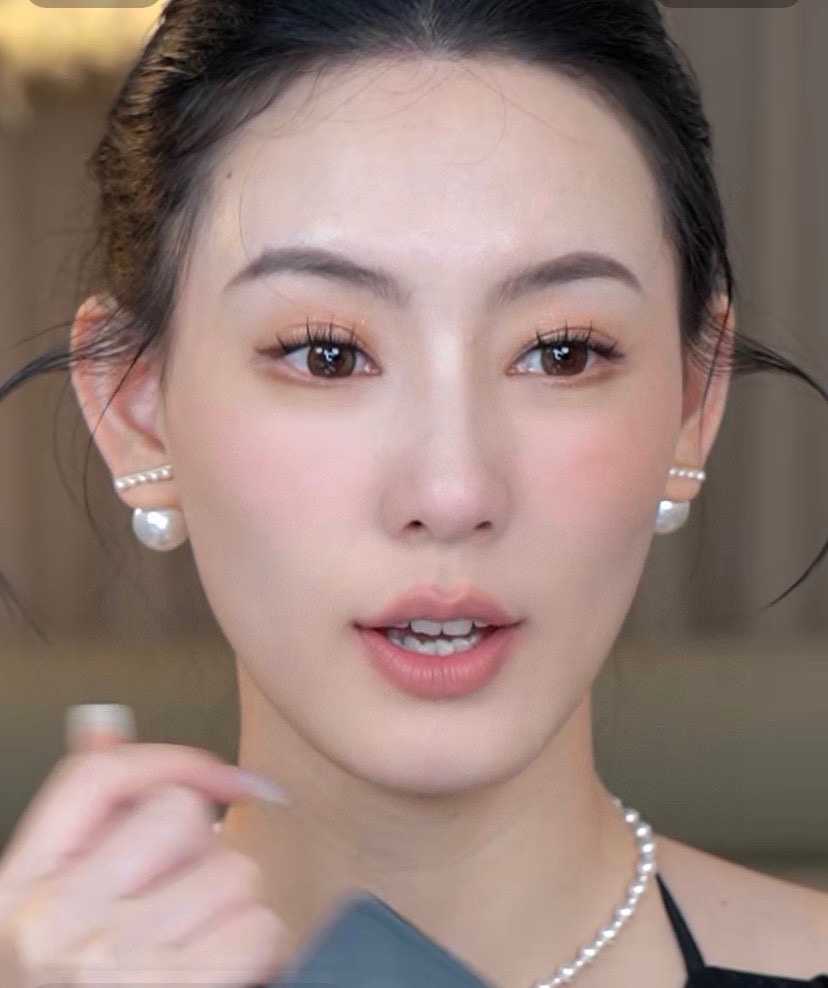 NO:109265,Xiaohongshu recommends the latest hit Celine high-quality pearls wearing earrings in front and back. Celine has become a popular element, continuing to interpret elegance and create fashion for women. Celine's jewelry style definitely represents a new lifestyle. Just like this earring, the harmonious matching between the clothing is very prominent, allowing gorgeousness and freedom to coexist, elegant but never feel bound, jewelry boutique, celine, celine, earrings19860909小红书推荐最新爆款高级感Celine赛琳高品质珍珠前后佩戴耳钉 赛琳已经自成一股流行元素,持续为女性诠释优雅、创造时尚,Celine家的饰品风格绝对代表了一种新的生活方式,就像此款耳环,跟服饰之间的和谐搭配性是非常凸出的,让华丽与自在共存,优雅但绝不会感到束缚,饰品精品,celine,celine,earrings,Jewelry