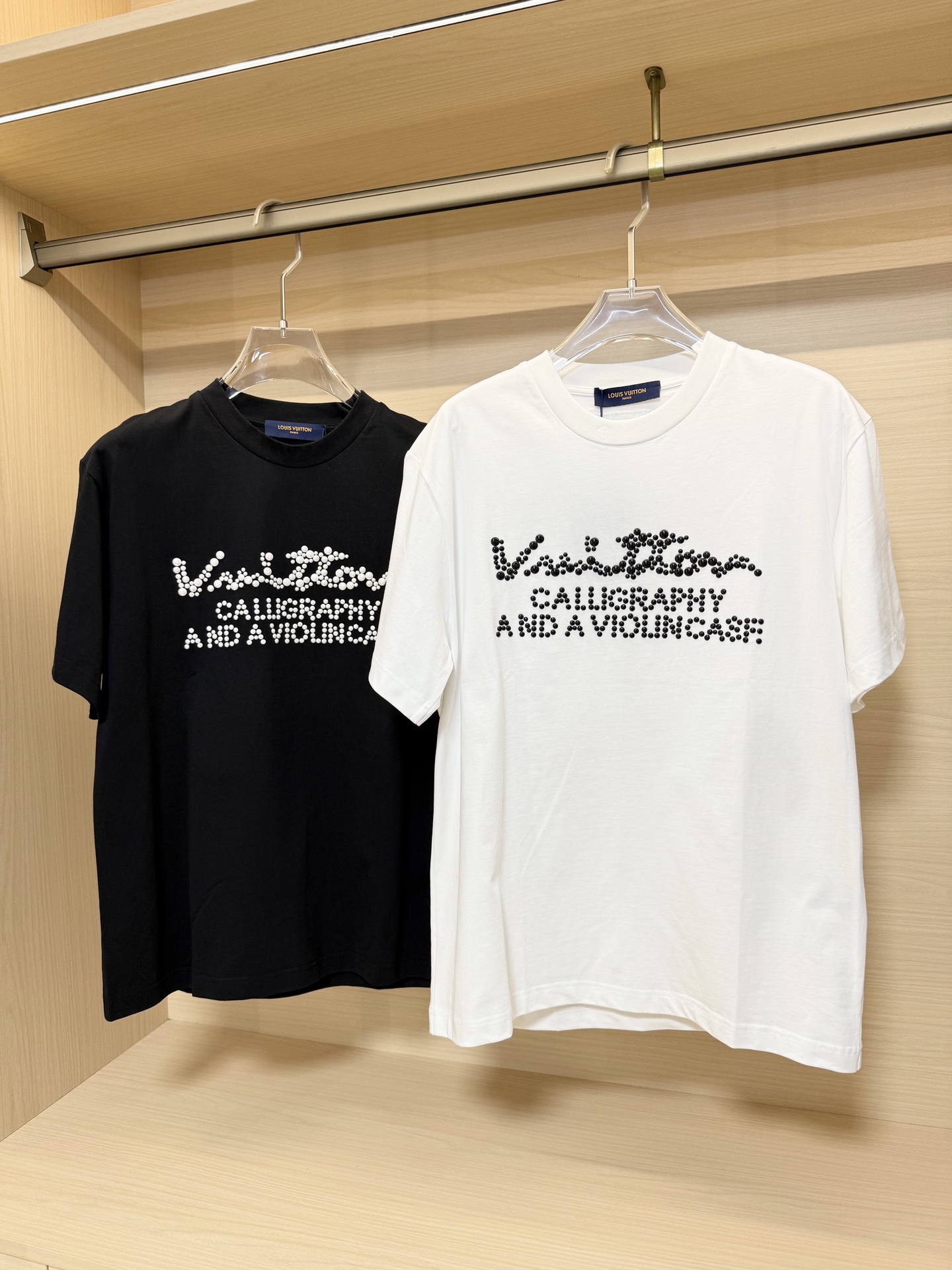 NO:133488,Louis Vuitton - the latest hot T-shirts in 2025 counters are shipped, and hot-selling items in European and American counters!  Selected high-density precision cotton fabrics imported from Italy with the latest design, the unique bead brand logo on the chest highlights the fashion, and the upper body effect can be seen. Code number XS-XL (with Hong Kong Lane Crawford gift box packaging), louis vuitton,tees, t-shirt, alexander wang19860909路易威登-2025专柜最新爆款t恤出货 欧美专柜热销单品！精选意大利进口高密精棉面料搭配最新的设计,胸前的独特钉珠品牌logo彰显时尚 上身效果看得见.码数XS-XL（配香港连卡佛礼盒包装）,,louis vuitton,tees，t-shirt,alexander wang,Men's clothing