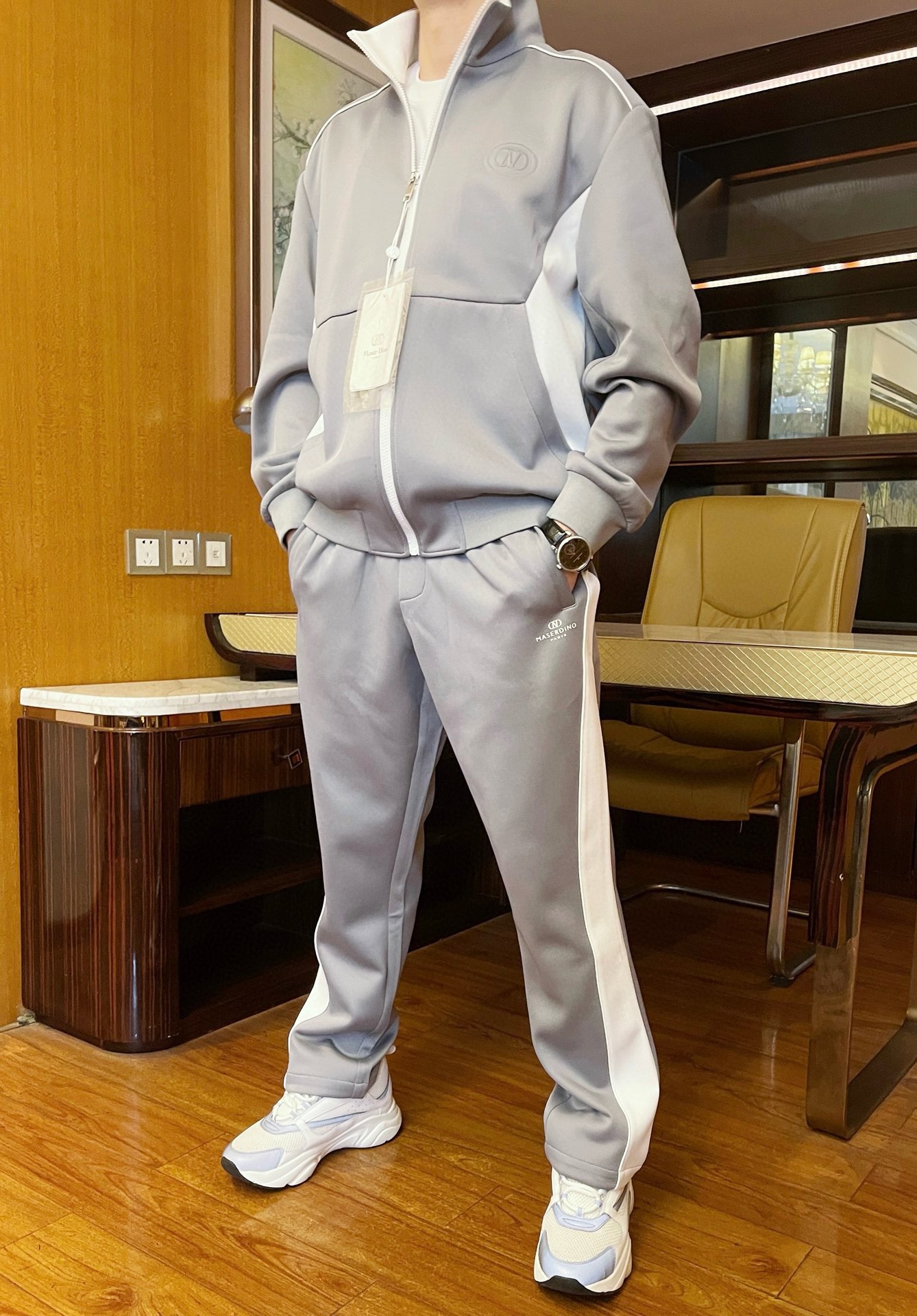 NO:133490,DINO luxury products-2025 counter latest style set shipped, hot-selling items in European and American counters!  Selected Italian imported Tianshi cotton fabric with simple and elegant design, the chest brand logo is not without charm. You are definitely worthy of it. Size 48-56 (model 173/130 catties wear 48, with Hong Kong Lane Crawford gift box packaging),,alexander wang19860909DINO奢品-2025专柜最新款套装出货 欧美专柜热销单品！精选意大利进口天丝棉面料搭配简约大方的设计,胸口品牌标志不失韵味 您绝对值得拥有.尺码48-56（模特173/130斤穿48,配香港连卡佛礼盒包装）,,alexander wang,Men's clothing