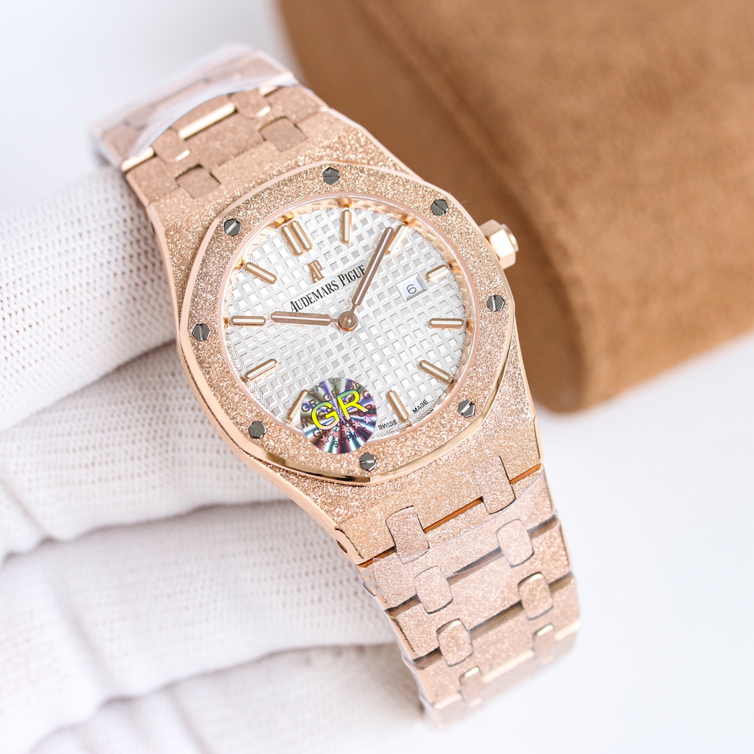 NO:149135,AUDEMARS IGUET Royal Oak Series 67651OR Women's Quartz Watch~Sky debut!  The goddess is versatile and lovely!  GR purchased the genuine disassembly mold, CNC polished throughout the process, and the pattern was adjusted many times, with clear edges and corners. The case diameter was 33MM, and the polygonal bezel and the case were precisely matched. The bezel was fixed to the case with hexagonal screw bolts (the ring mouth was inlaid with exquisite Swarovski diamonds, dazzling). The chain links were exquisite and regular. The links were carefully polished hundreds of times to present a perfect texture. The folding buckle was simple to open and close and easy to wear. The lugs at the watch were bent, which can ensure that the watch and the wrist were more fitted. The dial was engraved with a large square plaid decoration, paired with fluorescent three-dimensional hour markers and royal oak hands. The wide hands and hour markers made it simple and clear when reading. The date display window at the three-point position was displayed in Arabic numerals.  The watch is a closed bottom, with the words 