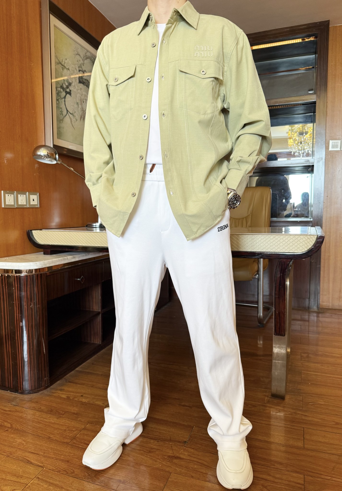 NO:133497,Miumiu-2025 counter latest hot shirts are shipped, hot-selling items in European and American counters!  Selected imported Italian fine cotton and wool ingredients with three-dimensional loose styles, customer-supplied hardware is quite charming, and the upper body effect is needless to say. The number of codes is 48-56 (model 173/130 wears 48, with Hong Kong Lane Crawford gift box packaging), miumiu, alexander wang19860909Miumiu-2025专柜最新爆款衬衣出货 欧美专柜热销单品！精选意大利进口精棉加羊毛成分搭配立体宽松版型,客供五金相当彰显韵味 上身效果不用多说.码数48-56（模特173/130穿48、配香港连卡佛礼盒包装）,,miumiu,alexander wang,Men's clothing