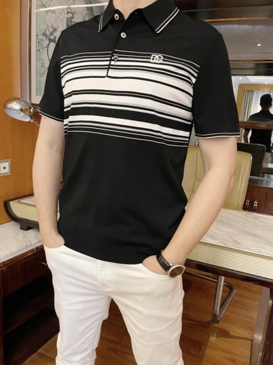 NO:133518,Dolce & Gabbana - the latest hot-selling Polo in 2025 counters, and hot-selling items in European and American counters!  Selected Italian imported Tennis knitted fabrics with simple and elegant designs, the exquisite English embroidery on the chest and the right contrasting colors show elegance. There is no need to say much about the effect of the upper body. The number of codes is 48-56 (model 173/130 wears 48, with Hong Kong Lane Crawford gift box packaging), Dolce & Gabbana, alexander wang19860909杜嘉班纳--2025专柜最新爆款Polo出货 欧美专柜热销单品！精选意大利进口天丝针织面料搭配简约大方的设计,胸前的精致的英文刺绣和恰到好处的撞色相当彰显雅致 上身效果不用多说.码数48-56（模特173/130穿48、配香港连卡佛礼盒包装）,,Dolce&Gabbana,alexander wang,Men's clothing