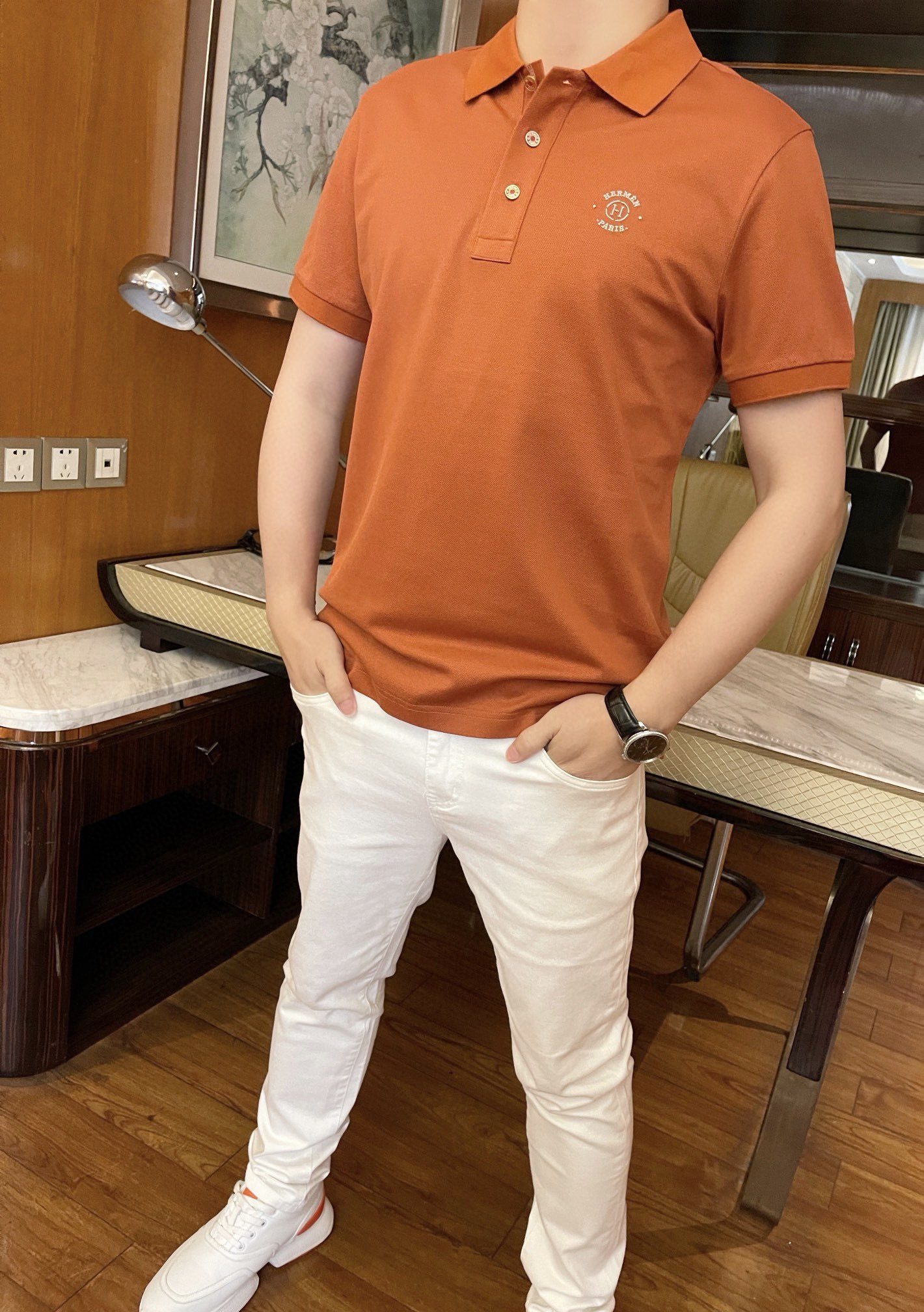 NO:133509,Hermes - the latest hot Polo orange-style counters in 2025 are shipped, and the hot-selling items in European and American counters!  Selected Italian imported mercerized cotton fabrics with the latest design, exquisite embroidery on the chest shows elegance, and the upper body effect needs no more. Size: 48-56 (model 173/130 wears 48 sizes, with Hong Kong Lane Crawford gift box packaging), hermes, alexander wang19860909爱马仕-2025专柜最新爆款Polo橘色出货 欧美专柜热销单品！精选意大利进口丝光棉面料搭配最新的设计,胸前的精致刺绣彰显雅致 上身效果不用多说.尺码:48-56（模特173/130穿48码,配香港连卡佛礼盒包装）,,hermes,alexander wang,Men's clothing