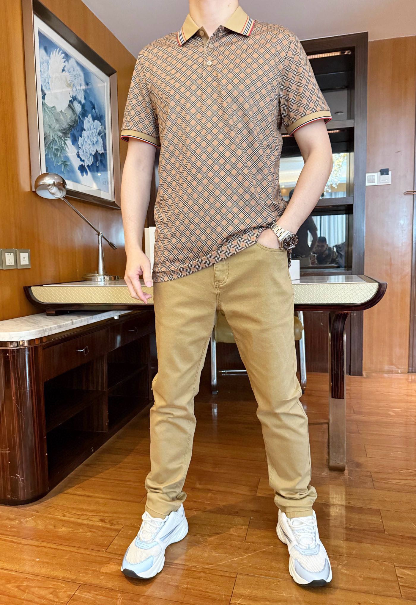 NO:133515,Bobery-2025 counter latest hot-selling Polo, European and American counters, hot-selling items!  Selected Italian imported Tianshi cotton   recycled fiber fabrics with the latest design, the whole body plaid design and customized buttons show fashion, and there is no need to say much about the effect of the upper body. The number of codes is 48-56 (model 173/130 wears 48, with Hong Kong Lane Crawford gift box packaging), alexander wang19860909博柏利-2025专柜最新爆款Polo出货 欧美专柜热销单品！精选意大利进口天丝棉 再生纤维面料搭配最新的设计,通体的格纹设计及定制纽扣相当彰显时尚 上身效果不用多说.码数48-56（模特173/130穿48,配香港连卡佛礼盒包装）,,alexander wang,Men's clothing