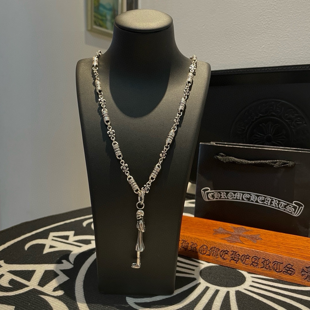 NO:108806,Batch New [Counter Quality] Chrome Hearts Croxin Scout Flower Necklace Girl Skull Pendant Different Concave and Convex and Convex Design Styles Presenting Different Cross Scout Flowers are Croxin's ambitions, so they last longer. Genuine version of Chrome Hearts Croxin Difference to the market ordinary light version, benchmarking the quality of the version, looking at the details of the letter printing, retro old gray oxygen level. Seiko version!  !  !  Pure handmade ~ Authentic model opening must-have fashion and fashion, both men and women can wear it, same style for couples, original official website, rock punk style silver style, retro elements, trendy and versatile!  , jewelry boutique, chrome hearts, chrome hearts, necklace19860909批 新款【专柜品质】Chrome Hearts克罗心童军花项链 女孩骷髅头吊坠 凹凸造型不同的花纹设计风格 呈现出与众不同 十字架 童军花是克罗心的志 所以更经久不衰 正品打版Chrome Hearts克罗心 区别市场普通轻版 对版对标品质 看字印细节 复古做旧灰氧程度.精工版本！！！ 纯手工打造 ～正品开模潮流时尚必备 男女均可佩戴 情侣同款 官网原版 摇滚朋克泰银风格 复古元素 潮流百搭！,饰品精品,chrome hearts,chrome hearts,necklace,Jewelry