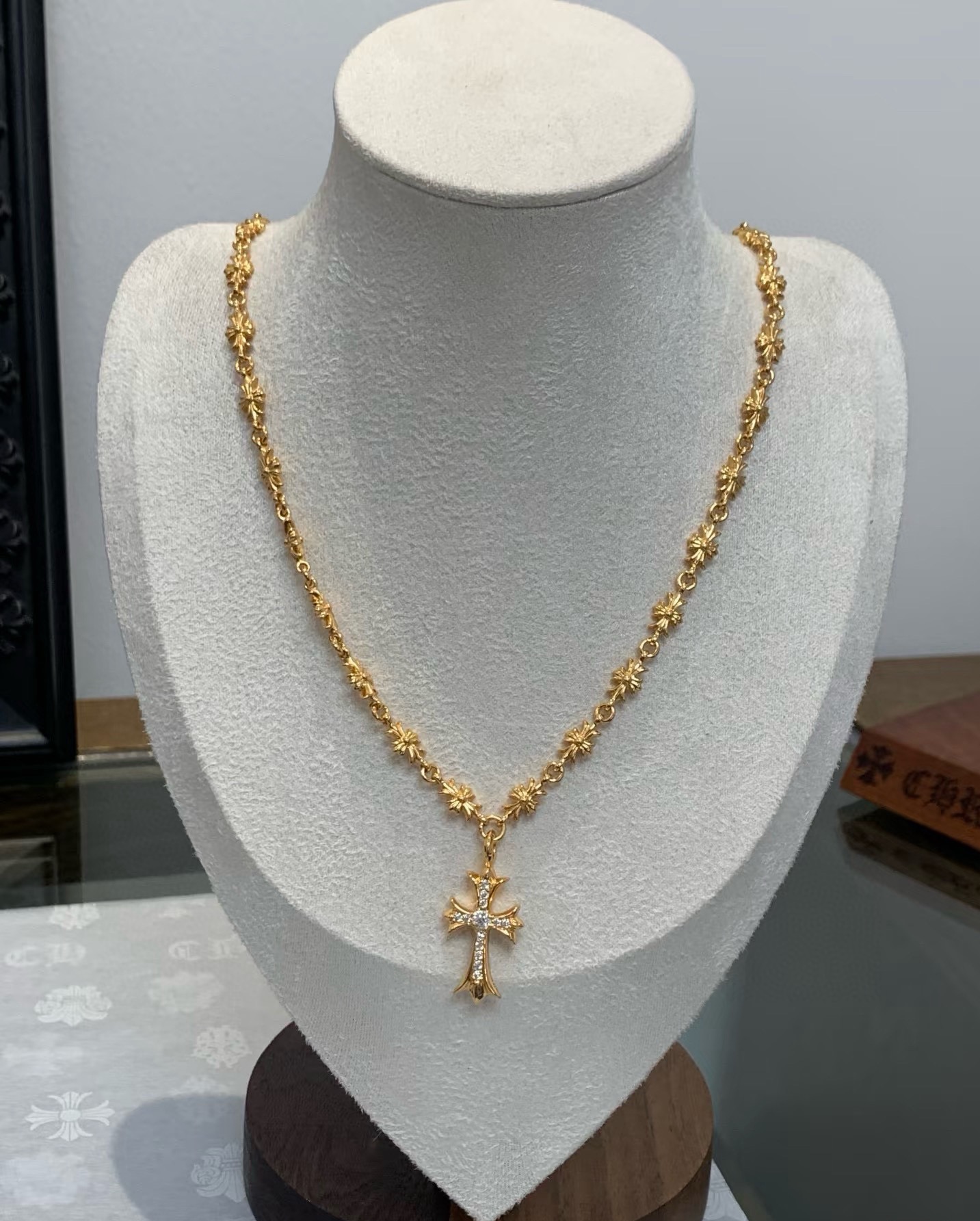 NO:108789,TikTok/Kuaishou/ins/Xiaohongshu/Live Hot, New [Counter Quality] Chrome Hearts Croxin Golden Cross Necklace, Different concave and convex and convex design styles, presenting unique cross Scout flowers are Croxin's ambitions, so they last longer. Genuine version of Chrome Hearts Croxin, differentiated from the market, benchmarked on the quality of the version, looking at the details of the letter printing, retro old gray oxygen level. Seiko version!  !  !  Pure handmade ~ Authentic model opening must-have fashion and fashion, both men and women can wear it, same style for couples, original official website, rock punk style silver style, retro elements, trendy and versatile!  , jewelry boutique, chrome hearts, chrome hearts, necklace, gold19860909批 抖音/快手/ins/小红书/直播热门 ,新款【专柜品质】Chrome Hearts克罗心黄金色十字架项链 凹凸造型不同的花纹设计风格 呈现出与众不同 十字架 童军花是克罗心的志 所以更经久不衰 正品打版Chrome Hearts克罗心 区别市场普通轻版 对版对标品质 看字印细节 复古做旧灰氧程度.精工版本！！！ 纯手工打造 ～正品开模潮流时尚必备 男女均可佩戴 情侣同款 官网原版 摇滚朋克泰银风格 复古元素 潮流百搭！,饰品精品,chrome hearts,chrome hearts,necklace,gold,Jewelry