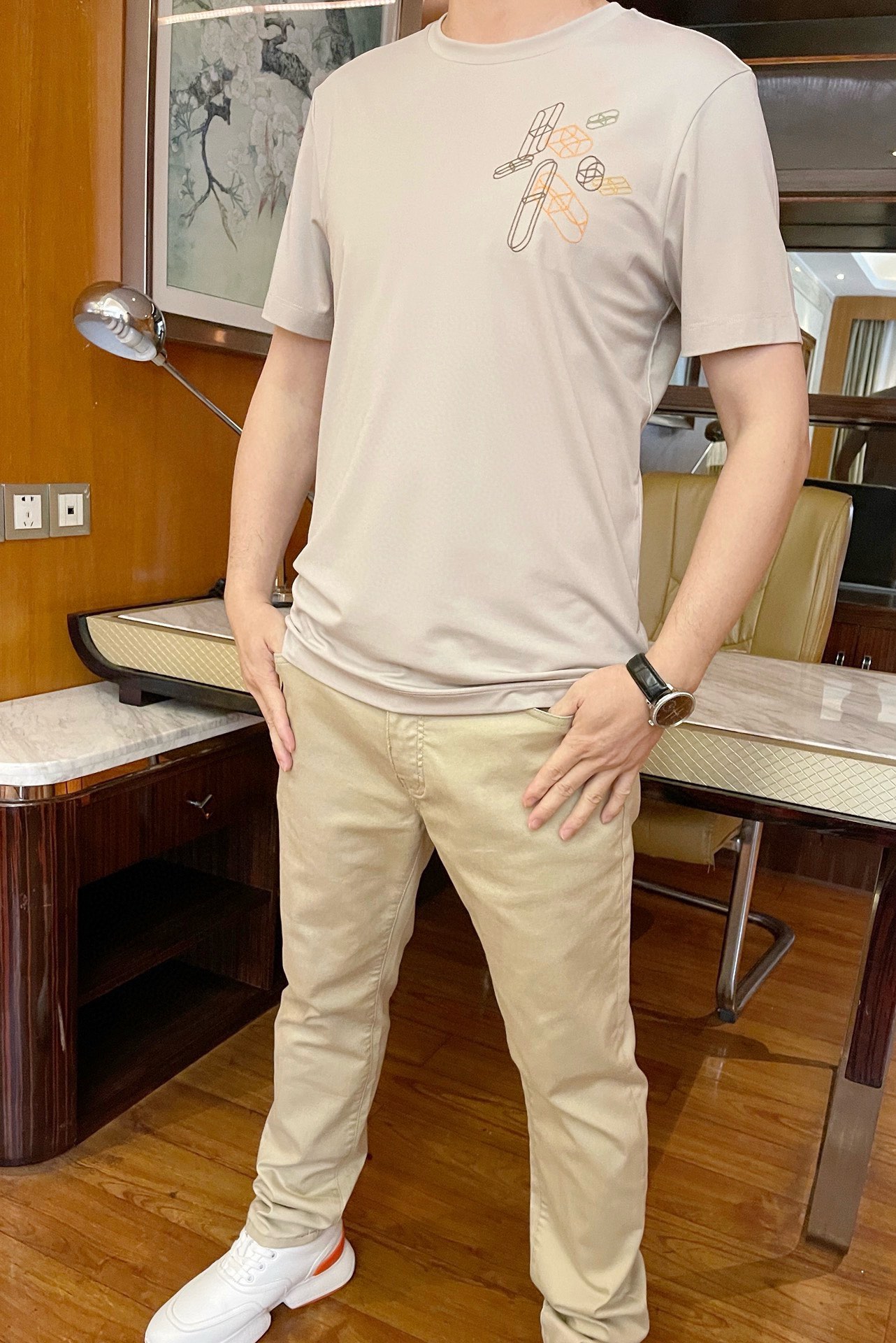 NO:133499,Balenciaga - the latest hot T-shirts in 2025 counters are shipped, and hot-selling items in European and American counters!  Selected Italian imported mercerized cotton fabrics with simple and elegant designs, exquisite geometric embroidery on the chest reveals the charm You must not miss it. Number of codes 48-56 (model/130 wear 48, with Hong Kong Lane Crawford gift box packaging), ,balenciaga,tees, t-shirt, alexander wang19860909巴黎世家-2025专柜最新爆款t恤出货 欧美专柜热销单品！精选意大利进口丝光精棉面料搭配简约大方的设计,胸前的精致几何刺绣彰显韵味 您绝对不容错过.码数48-56（模特/130穿48,配香港连卡佛礼盒包装）,,balenciaga,tees，t-shirt,alexander wang,Men's clothing