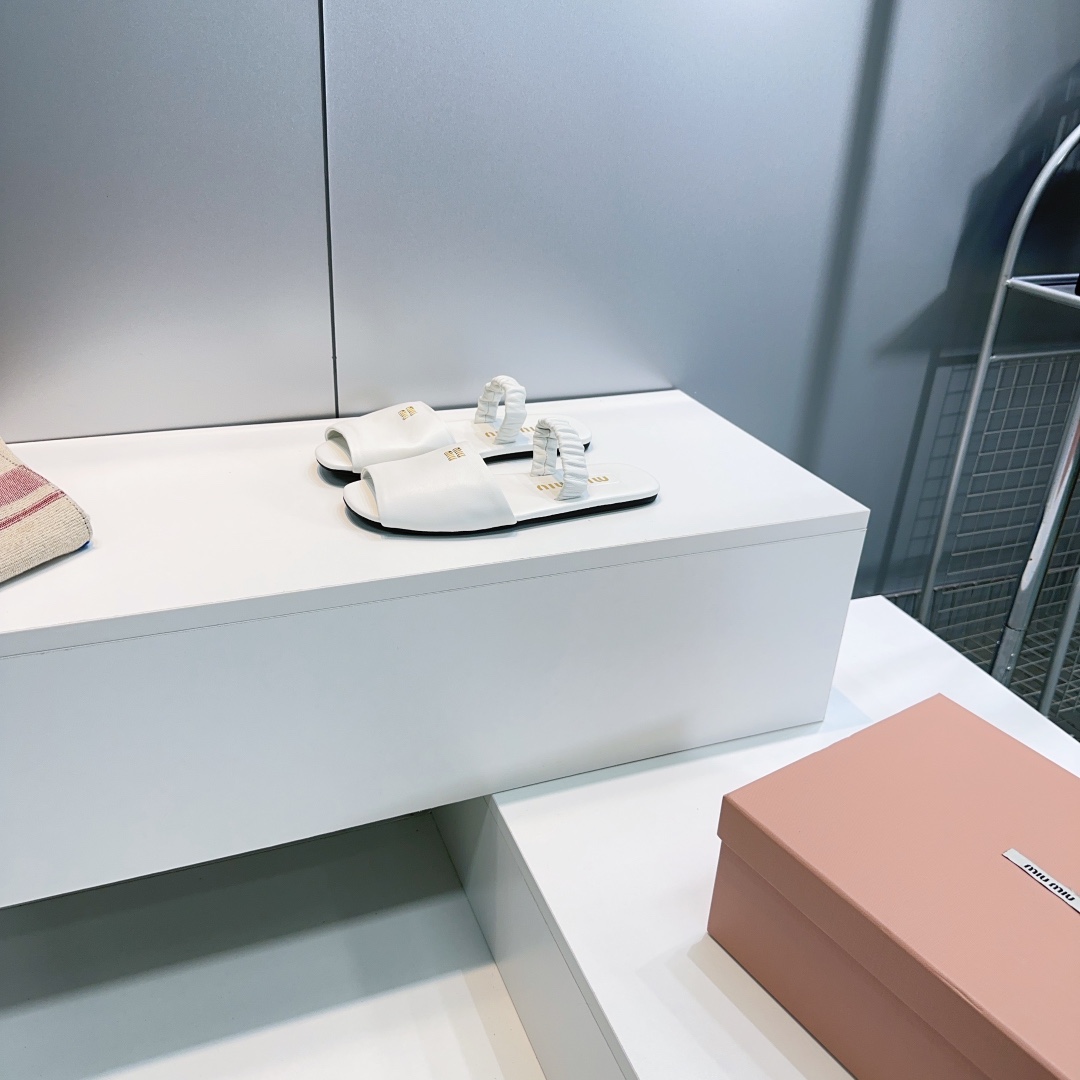 NO:260249,MiuMiu/Miu Miu 25 spring and summer show new style, simple flat sandals with one foot, official spring and summer show new style, fashionable and versatile, salty and sweet, not polished at all, super age-reducing whether wearing barefoot or socks, super invincible and versatile!  (ZP development) The upper is made of original calfskin, the inner foot pad is fully sheepskin, the original molded rubber outsole, the size: 35-40 (40 custom made without return and exchange) with original packaging, slippers, miumiu, sandals, slippers, cowhide, sheepskin, socks19860909MiuMiu/缪缪25春夏走秀新款一脚蹬懒人鞋简易平底凉鞋 官方春夏走秀新款,时髦百搭·即可咸又可甜·一点也不磨脚·无论光脚穿还是搭配袜子穿都超级减龄 超级无敌百搭！（ZP开发） 鞋面采用原版小牛皮 内里垫脚全羊皮 原版开模橡胶大底 码数:35-40（40订做不退换） 配原版包装,拖鞋,miumiu,sandals,slippers,cowhide,sheepskin,socks,Women's Shoes