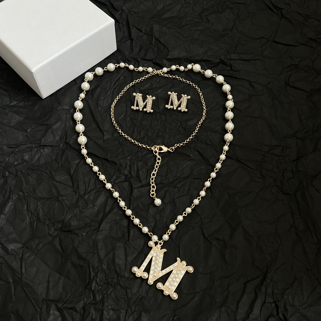 p120
MaxMara🇮🇹 意大利品牌 M字母 耳钉 高端定制  简单大方耳钉  华丽登场，很难见到如此熟悉 素雅的胸针，非常适合日常搭配，宝宝们，这个绝对值得入🌹