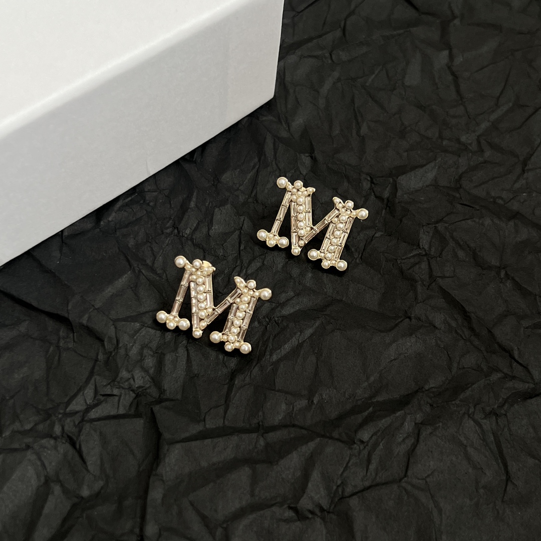 p120
MaxMara🇮🇹 意大利品牌 M字母 耳钉 高端定制  简单大方耳钉  华丽登场，很难见到如此熟悉 素雅的胸针，非常适合日常搭配，宝宝们，这个绝对值得入🌹