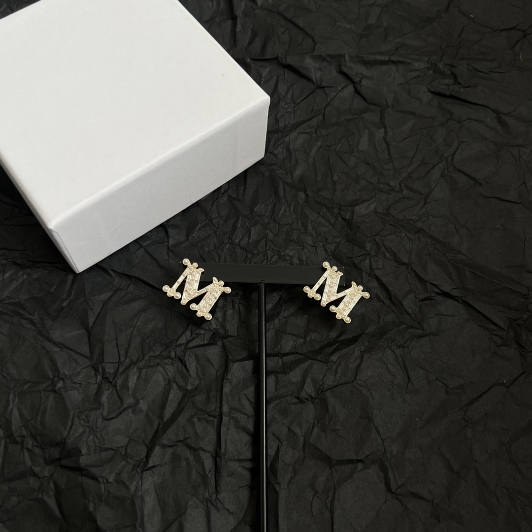 p120
MaxMara🇮🇹 意大利品牌 M字母 耳钉 高端定制  简单大方耳钉  华丽登场，很难见到如此熟悉 素雅的胸针，非常适合日常搭配，宝宝们，这个绝对值得入🌹
