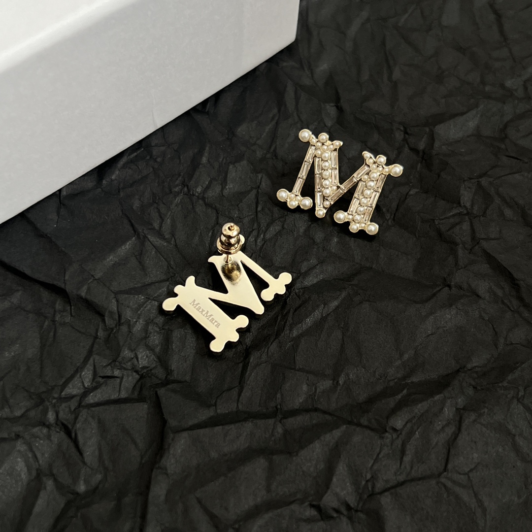 p120
MaxMara🇮🇹 意大利品牌 M字母 耳钉 高端定制  简单大方耳钉  华丽登场，很难见到如此熟悉 素雅的胸针，非常适合日常搭配，宝宝们，这个绝对值得入🌹