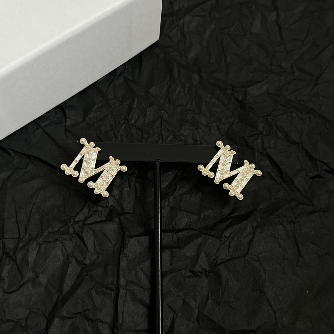 p120
MaxMara🇮🇹 意大利品牌 M字母 耳钉 高端定制  简单大方耳钉  华丽登场，很难见到如此熟悉 素雅的胸针，非常适合日常搭配，宝宝们，这个绝对值得入🌹