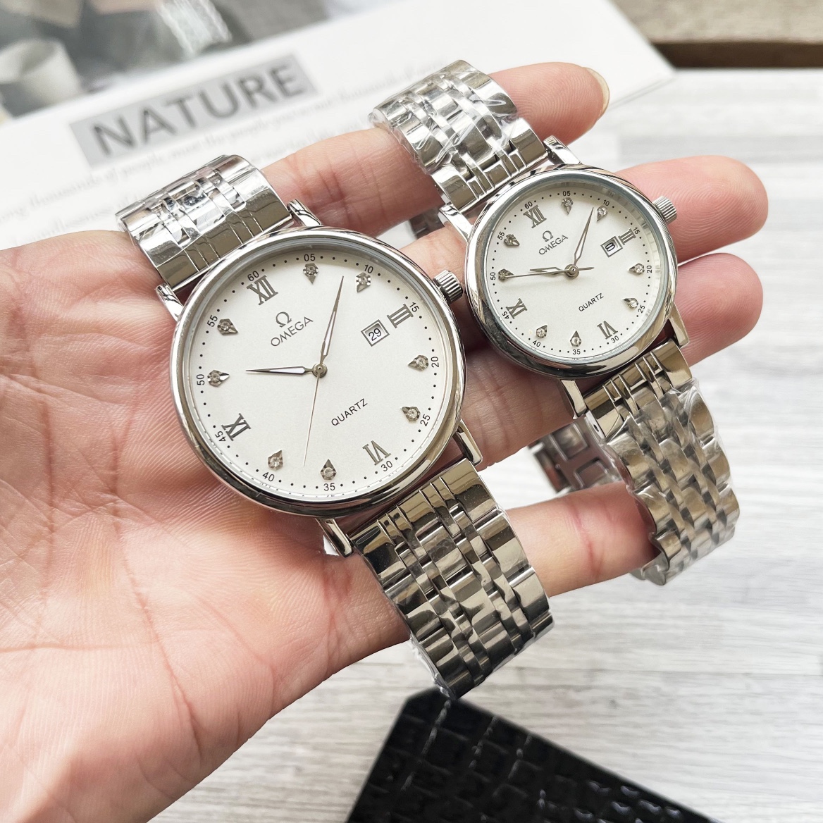 NO:149035,White shell, gold shell, steel belt 20 Omega Couple watch original imported quartz movement mineral glass mirror 316L stainless steel case diameter men 40mm women 30mm thick 8mm If today's sunlight stops its dazzling light, then your smile will illuminate my whole world,19860909白壳、金壳、钢带20  欧米加 情侣腕表原装进口石英机芯 矿物质玻璃镜面 316L精钢表壳直径男40mm女30mm 厚8mm如果今天的阳光停止了它耀眼的光芒.那么你的一个微笑,将照亮我的整个世界,,Watch