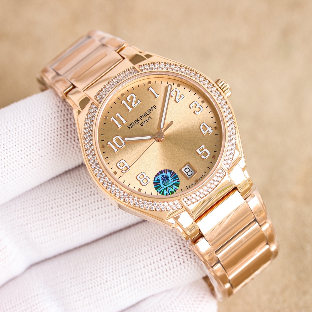 NO:149139,White light, 50 patterns, 50 bricks, 50. Steel belt with brick Patek Philippe TWENTY ~ 4 series flash debut. The original portable leather box is equipped with an integrated rectangular case. The size is 36mm and the authentic product. The bezel and lugs are synchronized and stepped high and low, making it more distinct. The movement 324SC automatic winding movement. The original dial is synchronized with 6-color sun-glow pattern digital dial is more eye-catching and shining. The diamond inlay uses a dentelle lace inlay process and is inlaid with 160 Orbo diamonds. The bracelet is 316L polished steel bracelet with a coordinated case on the side, paired with Kara Tableware patented folding buckle, Patek philippe19860909白光起,纹50,砖50.钢带带砖 百达翡丽 TWENTY～4系列闪爆登场.赠原装便携皮盒 表壳一体式矩型表壳. 尺寸36mm与正品一致. 表圈及表耳原装同步阶梯式高低位处理,更显层次分明. 机芯324SC自动上弦机芯. 表盘原装同步6色日辉纹数字面盘更显醒目闪耀. 镶钻采用无边框（dentelle）蕾丝镶嵌工艺错层镶嵌160颗奥宝水钻. 表链316L抛光精钢表链侧边高低位协调表壳,搭配卡拉桌华专利折叠式表扣,,patek philippe,Watch