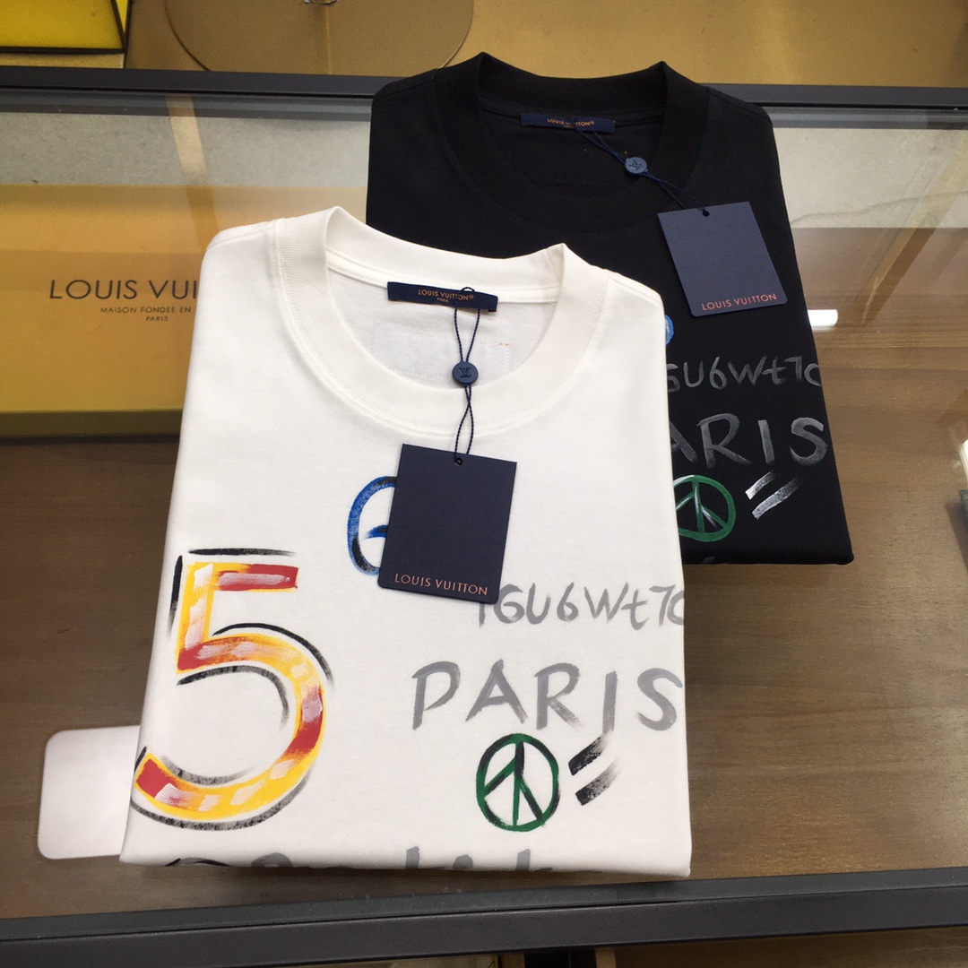 NO:433386,New trendy brand [L.v] Spring and summer new trendy T-shirts, street fashion eye-catching tools. The iconic logo is presented in a unique graffiti style, with colorful ink splashes, playful emojis and star elements, full of personality. The fabric is soft and breathable, comfortable and has no burden to wear. Loose version M-3XL, tees, t-shirt, alexander wang19860909新品潮牌【L.v】 春夏新款潮酷T恤,街头时尚的吸睛利器 标志性的 logo以独特的涂鸦风格呈现,色彩斑斓的泼墨、俏皮的表情符号与星星元素点缀,个性十足. 面料柔软且透气,穿着舒适没负担.宽松版M-3XL,,tees，t-shirt,alexander wang,Men's clothing