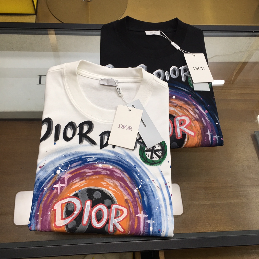 NO:433380,New trendy brand [Dio..r] Spring and summer new trendy T-shirts, street fashion eye-catching tools. The iconic YSL logo is presented in a unique graffiti style, with colorful ink splashes, playful emojis and star elements embellishments, full of personality. The fabric is soft and breathable, comfortable and unburdened. Loose version M-3XL, dior, saint laurent,tees, t-shirt, alexander wang19860909新品潮牌【Dio..r】 春夏新款潮酷T恤,街头时尚的吸睛利器 标志性的YSL logo以独特的涂鸦风格呈现,色彩斑斓的泼墨、俏皮的表情符号与星星元素点缀,个性十足. 面料柔软且透气,穿着舒适没负担.宽松版M-3XL,,dior,saint laurent,tees，t-shirt,alexander wang,Men's clothing