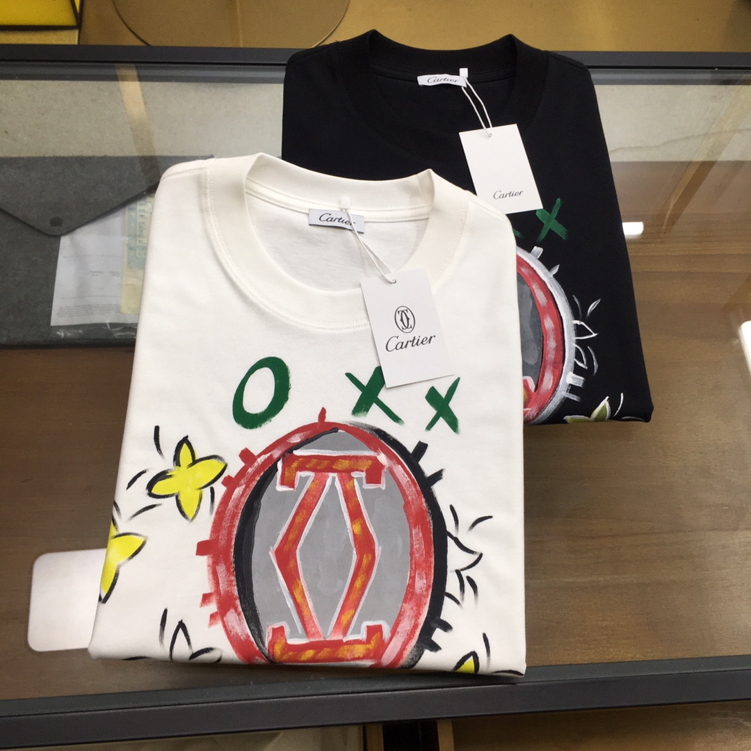 NO:433376,New product [Cartier Cartier] 2025 Spring and Summer new series of items are launched, a very fashionable and avant-garde short-sleeved T-shirt with logo logo pattern graffiti print modification!  Different from the past, it declares the design concept that has been passed down for many years in the brand!  Its eye-catchingness is no less than any classic style, perfectly presenting the fashionable, high-end and luxurious feeling in front of the world!  Made of imported 260 grams of cotton, selected high-quality pure cotton fabrics, soft and soft to the touch, the real thing is definitely beyond your imagination, close to the body and breathable, even if you sweat profusely, you will not feel greasy or stuffy, and will bring sweating and moisture absorption to the extreme!  Size M-3XL [Style width], cartier, cartier, T-shirt,tees, t-shirt,alexander wang19860909新品【Cartier卡地亚】 2025春夏全新系列单品上线,非常时髦前卫的一款短袖T恤,标识logo图案涂鸦印花修饰！区别于以往的不同,宣示品牌传承多年的设计理念！其吸睛度完全不亚于任何经典款式,将时髦高级感与奢华感完美呈现在世人眼前！客供进口260克全棉材质制成,精选优质纯棉面料,触感软糯亲肤细腻,实物到手绝对超乎你的想象,贴身无比舒适透气,即便是汗流浃背也不会有腻身及闷热感可言,将排汗吸湿性发挥到了极致！尺码M-3XL【版型微阔】,,cartier,cartier,T-shirt,tees，t-shirt,alexander wang,Men's clothing