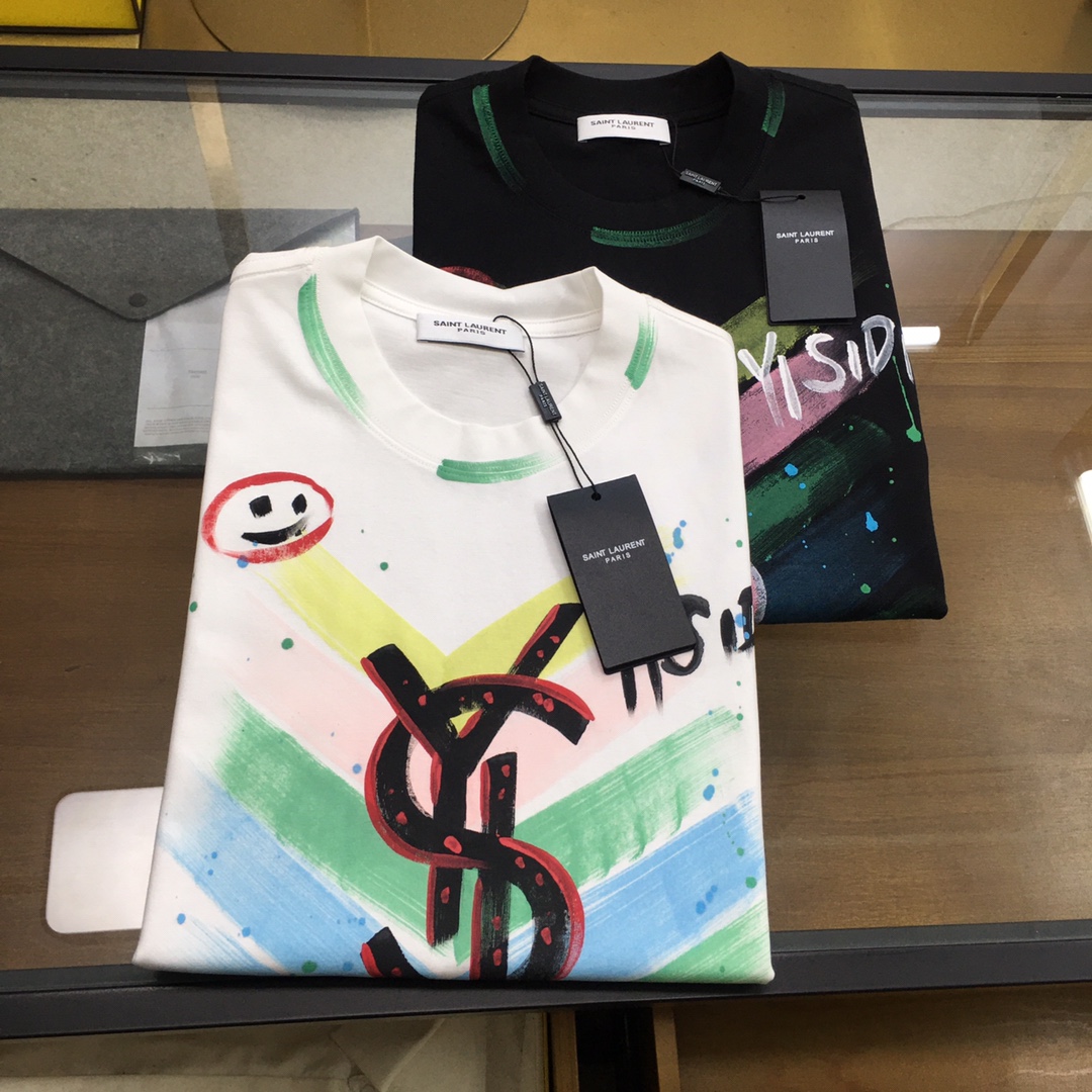 NO:433378,New trendy brand [Saint...Home] YSL trendy and cool T-shirt, street fashion eye-catching tool The iconic YSL logo is presented in a unique graffiti style, with colorful ink splashes, playful emojis and star elements embellishments, full of personality. The fabric is soft and breathable, comfortable and unburdened to wear. Loose version M-3XL, saint laurent,tees, t-shirt, alexander wang19860909新品潮牌【圣...家】 YSL潮酷T恤,街头时尚的吸睛利器 标志性的YSL logo以独特的涂鸦风格呈现,色彩斑斓的泼墨、俏皮的表情符号与星星元素点缀,个性十足. 面料柔软且透气,穿着舒适没负担.宽松版M-3XL,,saint laurent,tees，t-shirt,alexander wang,Men's clothing