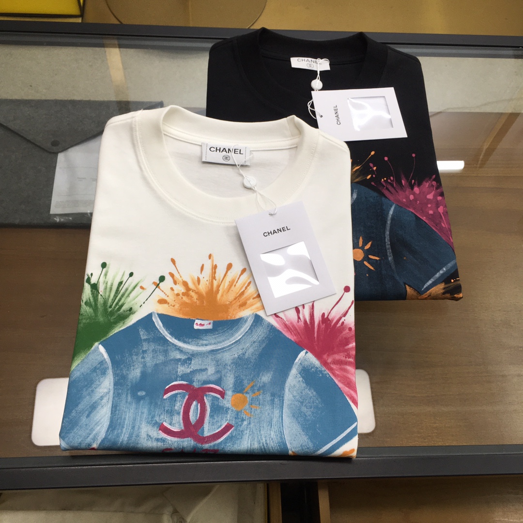 NO:433383,New trendy brand [Xiangxiang...Home] Spring and summer new trendy T-shirt, street fashion eye-catching tool. The iconic logo is presented in a unique graffiti style, with colorful ink splashes, playful emojis and star elements, full of personality. The fabric is soft and breathable, comfortable and has no burden to wear. Loose version M-3XL, tees, t-shirt, alexander wang19860909新品潮牌【香香..家】 春夏新款潮酷T恤,街头时尚的吸睛利器 标志性的 logo以独特的涂鸦风格呈现,色彩斑斓的泼墨、俏皮的表情符号与星星元素点缀,个性十足. 面料柔软且透气,穿着舒适没负担.宽松版M-3XL,,tees，t-shirt,alexander wang,Men's clothing