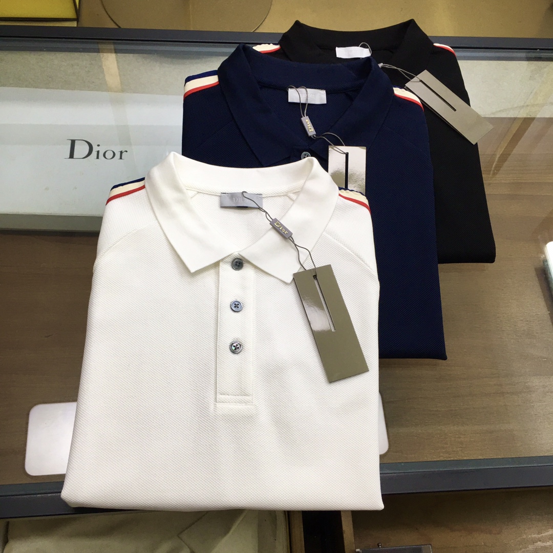 NO:159245,New counter products [Dio...] 2025 spring and summer new products, fashionable POLO/lamb short sleeves, high-end custom versatile styles, anyone can easily control them, full custom fabric craftsmanship, luxurious classic brand logo design on the chest, very high-end, those who understand goods must enter!  The style is perfectly tailored, which shows the aura and highlights the exquisiteness of business men. This is the unique feature, just right slim fit, and the upper body effect is very good!  Counter size M-3XL.,dior,T-shirt,alexander wang19860909专柜新品【Dio...】 2025春夏新品 时尚POLO/翻领短袖 高级定制百搭款式 任何人都可以轻松驾驭 面料全订制工艺 胸前奢华经典品牌logo设计,非常显档次懂货的必须入！版型完美剪裁 非常精致,显气场,又会凸显商务男士的精致,这就是独到之处,恰到好处的修身,上身效果非常赞！专柜尺码M-3XL.,,dior,T-shirt,alexander wang,Men's clothing