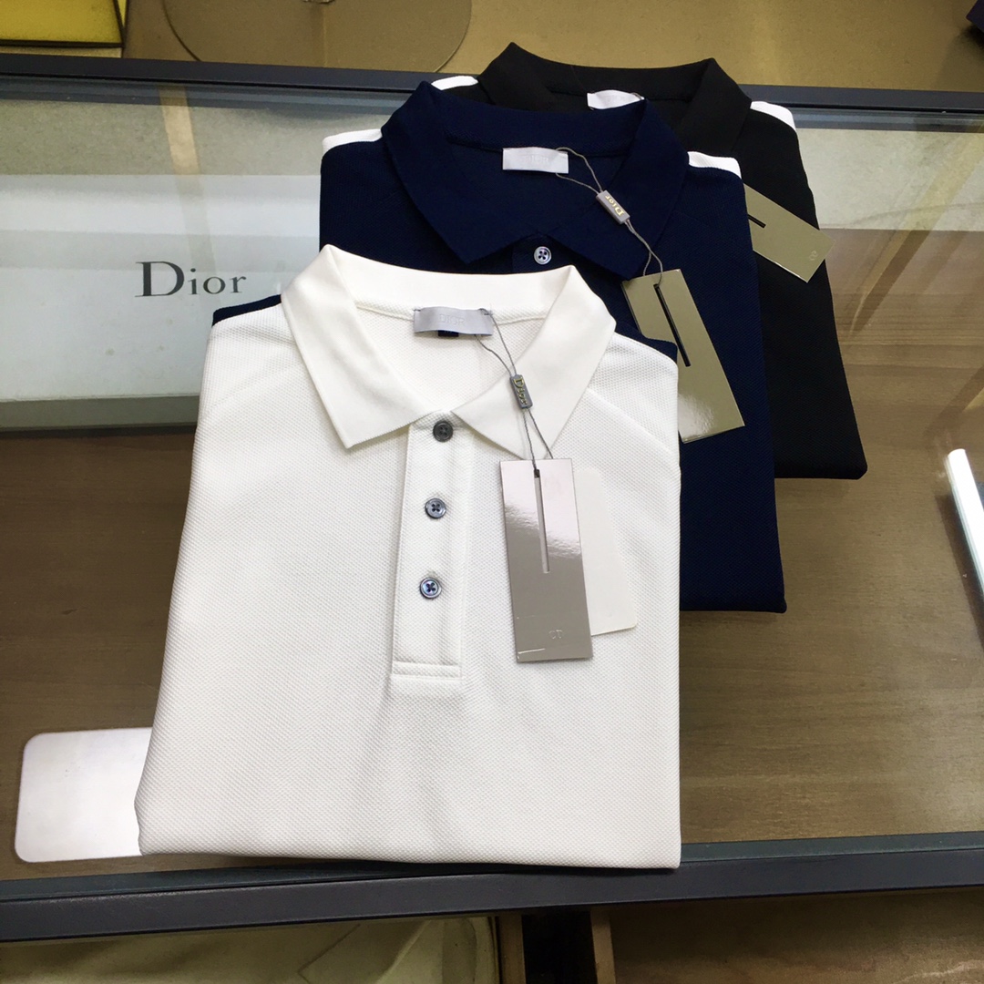 NO:159243,New counter products [Dio...] 2025 spring and summer new products, fashionable POLO/lamb short sleeves, high-end custom versatile styles, anyone can easily control them, full-customized fabric craftsmanship, luxurious classic brand logo design on the chest, very high-end, those who understand goods must enter!  The style is perfectly tailored, which shows the aura and highlights the exquisiteness of business men. This is the unique feature, just right slim fit, and the upper body effect is very good!  Counter size M-3XL.,dior,T-shirt,alexander wang19860909专柜新品【Dio...】 2025春夏新品 时尚POLO/翻领短袖 高级定制百搭款式 任何人都可以轻松驾驭 面料全订制工艺 胸前奢华经典品牌logo设计,非常显档次懂货的必须入！版型完美剪裁 非常精致,显气场,又会凸显商务男士的精致,这就是独到之处,恰到好处的修身,上身效果非常赞！专柜尺码M-3XL.,,dior,T-shirt,alexander wang,Men's clothing